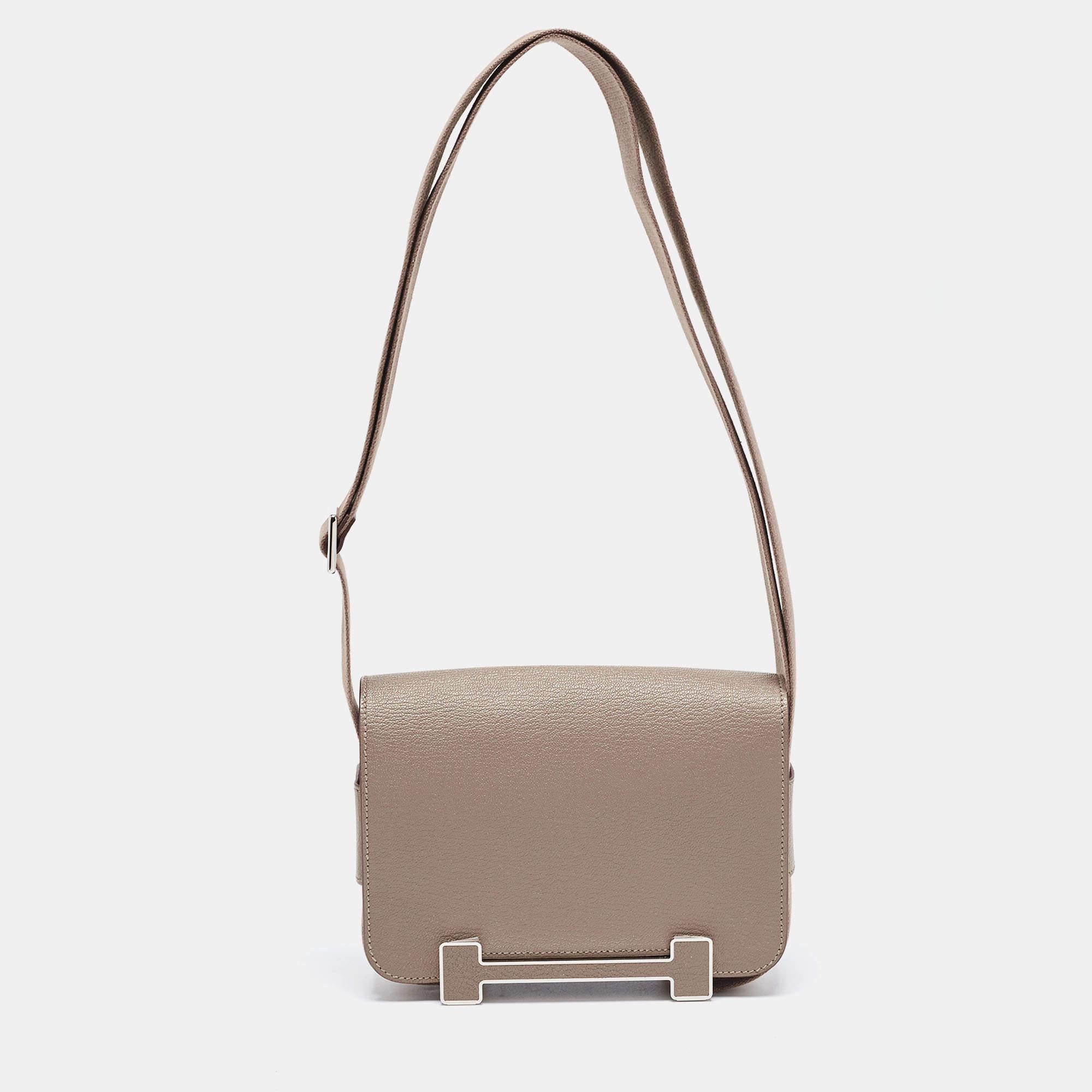 The Hermès bag is a luxurious fashion accessory. Crafted from Chèvre Mysore leather, it exudes elegance. The palladium-finished hardware adds a touch of sophistication. Its versatile design features a single strap for easy carrying, making it a