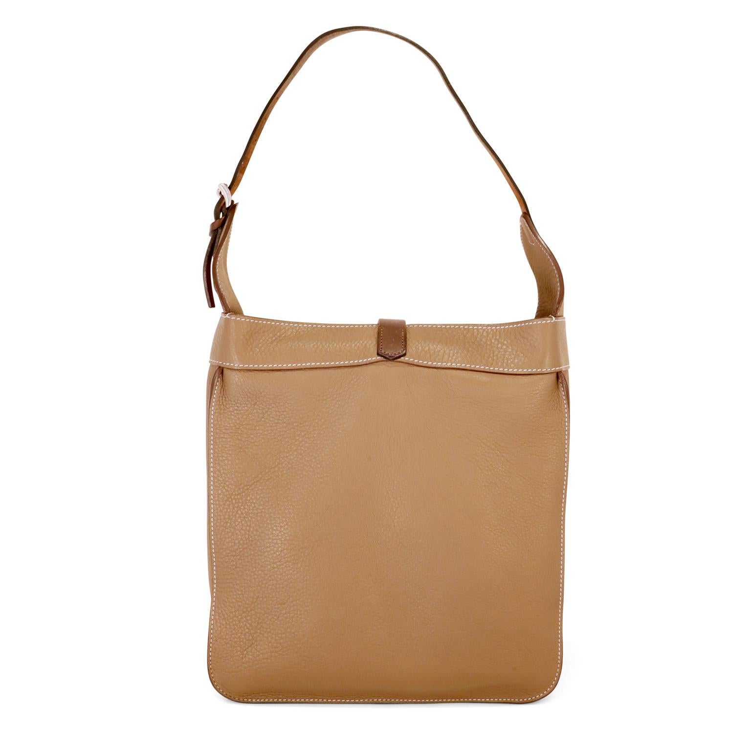 This authentic Hermès Etoupe Clemence Marwari PM is in excellent condition.  An understated shoulder bag, the Marwari is perfect for every day. 
Neutral greige Etoupe Clemence leather is textured and soft to the hand.  Contrast stitching and smooth