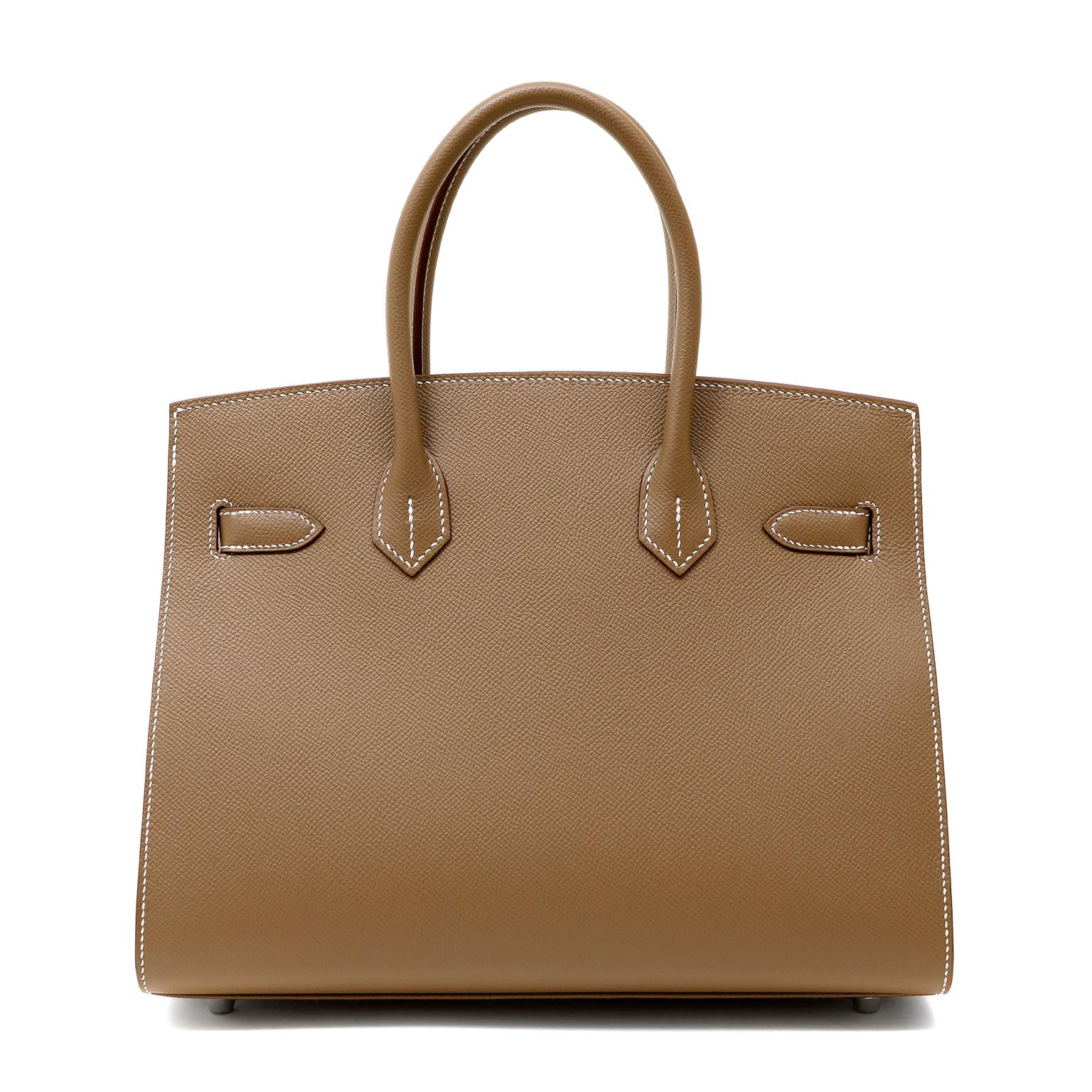 Cet authentique Hermès Etoupe Epsom 30 cm Birkin Sellier est en parfait état, sans avoir été porté ; le plastique de protection est encore intact sur le matériel.    Considéré comme l'article de luxe par excellence, le Birkin d'Hermès est cousu à la