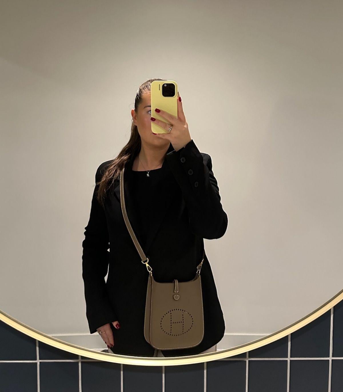 Hermès Etoupe Epsom Leather Evelyne TPM Sellier

Product Details
Xupes Ref: CB1584
Brand: Hermès
Model: Evelyne TPM
Type: Shoulder, Crossbody
Serial Number: K
Age: 2025
Accompanied By: Hermes Dust Bag, Box, Detachable Shoulder Strap, Care Booklet,