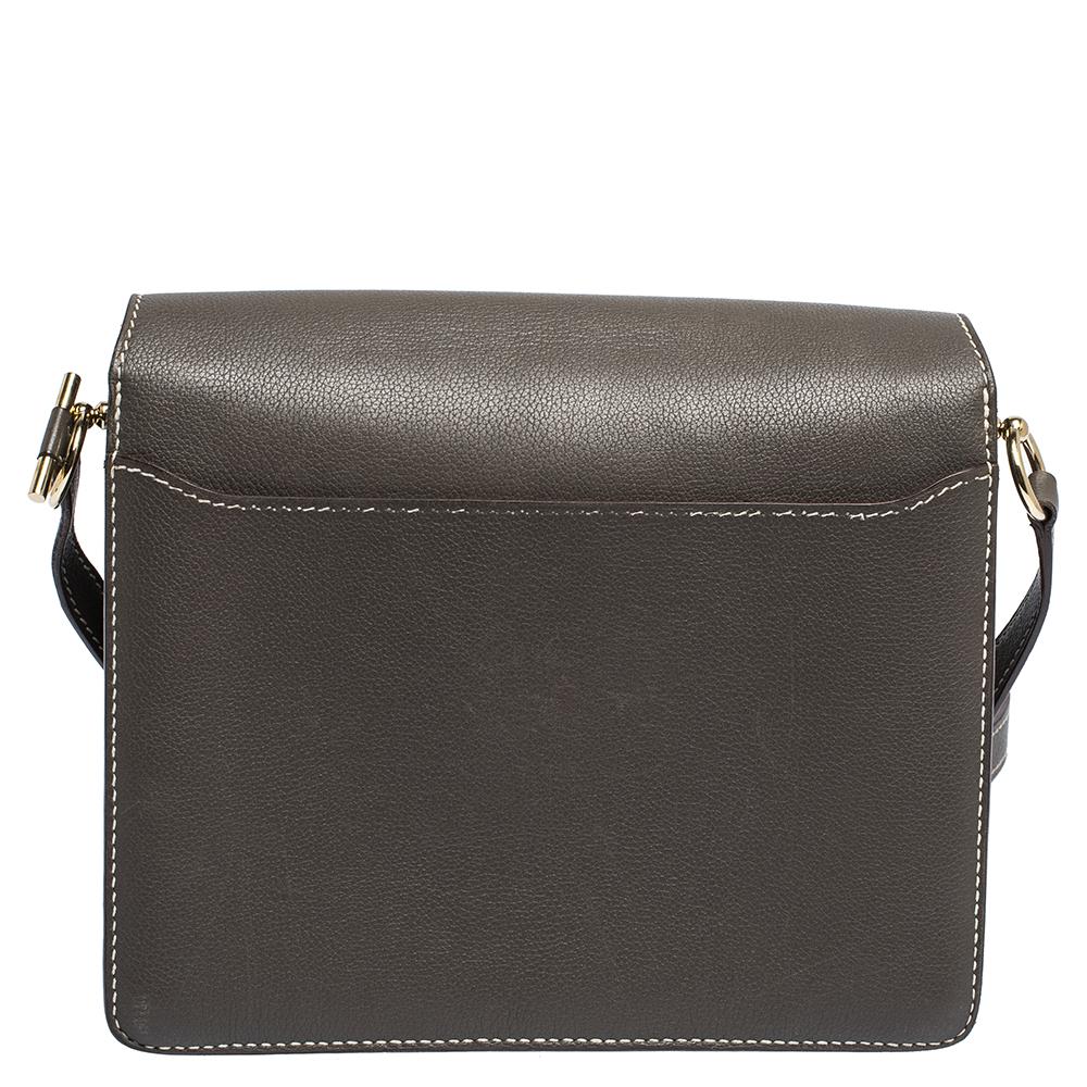 Hermes Roulis is the perfect substitute for the luxurious Constance bag. This compact bag was introduced in the Spring/Summer 2011 collection and is hand-stitched to perfection. It has a sharp-looking structure, clean lines, and a flap front with a