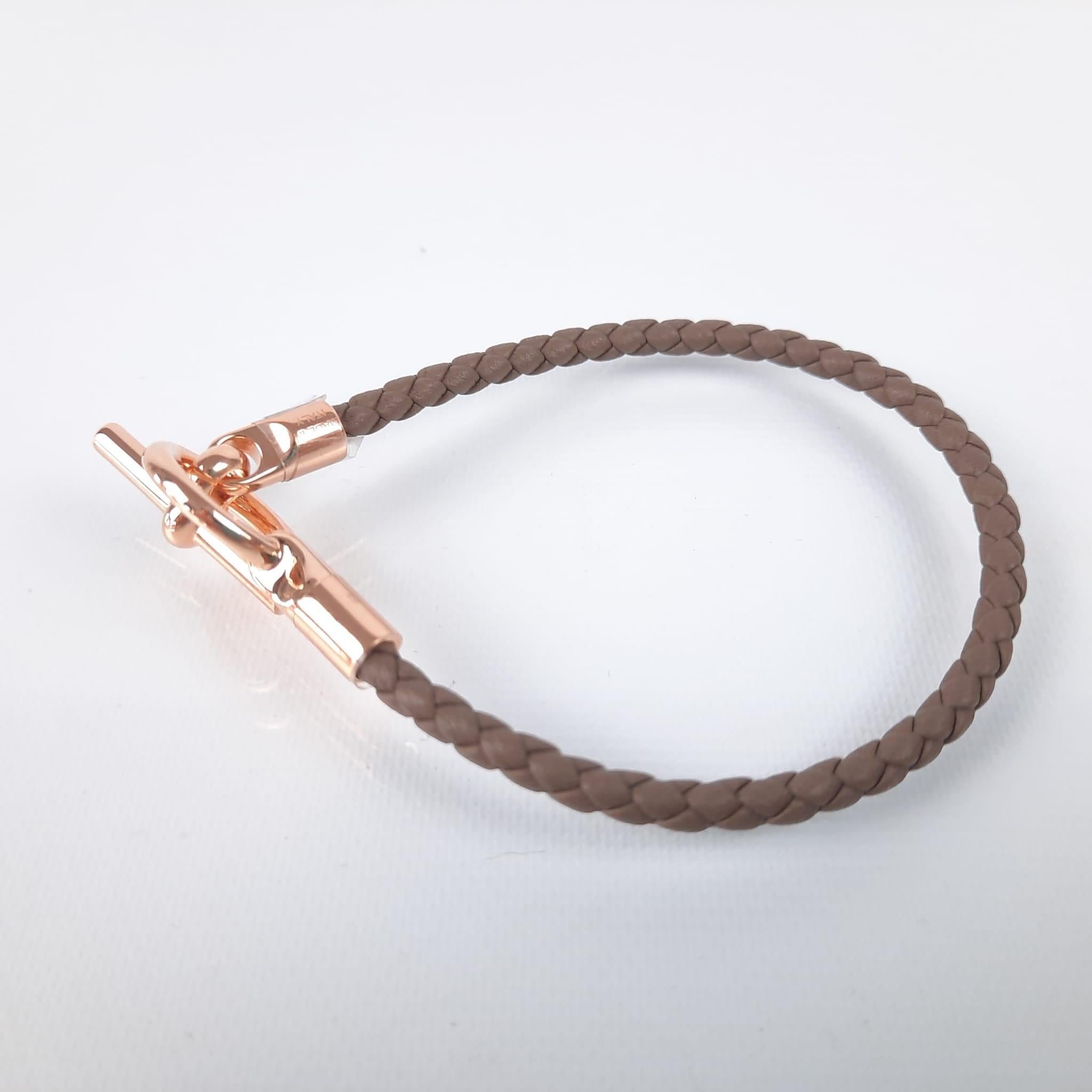 Size 2
Braided bracelet in Swift calfskin with rose gold-plated Glenan closure.
Wrist size from 14.5 to 15.5 cm  Braid width: 0.3 cm