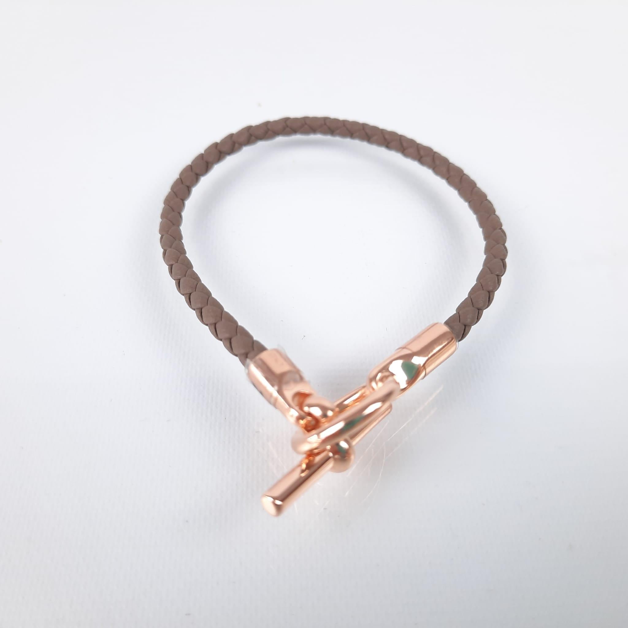 Size T2. Preloved, never used with Box. Braided bracelet in Swift calfskin with rose gold-plated Glenan closure. Wrist size from 14.5 to 15.5 cm
Braid width: 0.3 cm