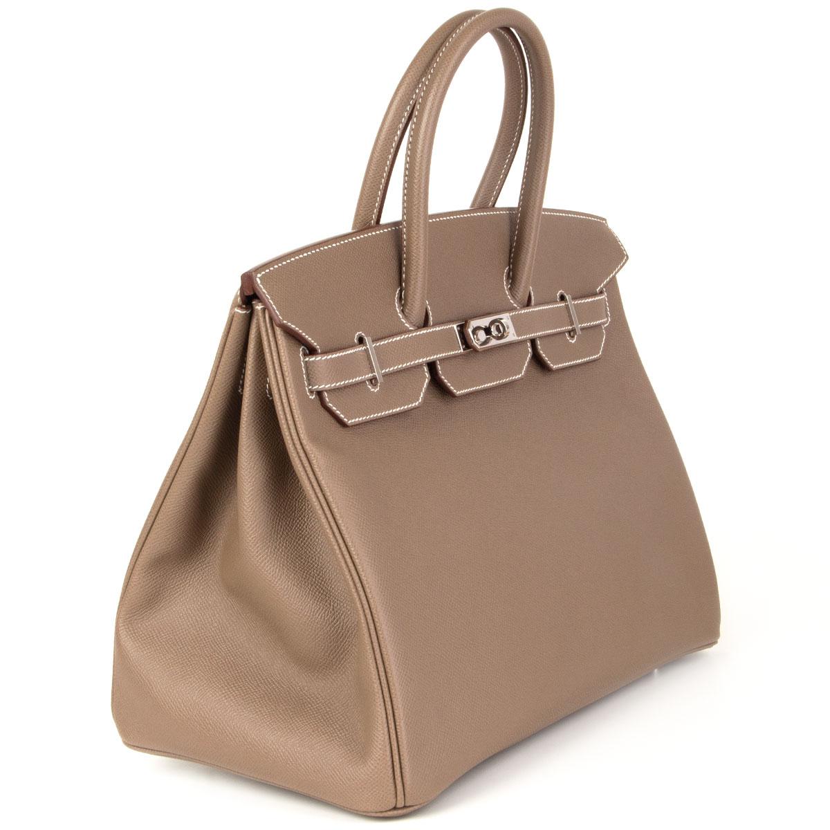 100% authentische Hermès Birkin 35 in Etoupe Veau Epsom Leder mit Palladium Hardware. Gefüttert mit Chèvre (Ziegenleder), mit einer offenen Tasche auf der Vorderseite und einer Reißverschlusstasche auf der Rückseite. Wurde ein- oder zweimal getragen