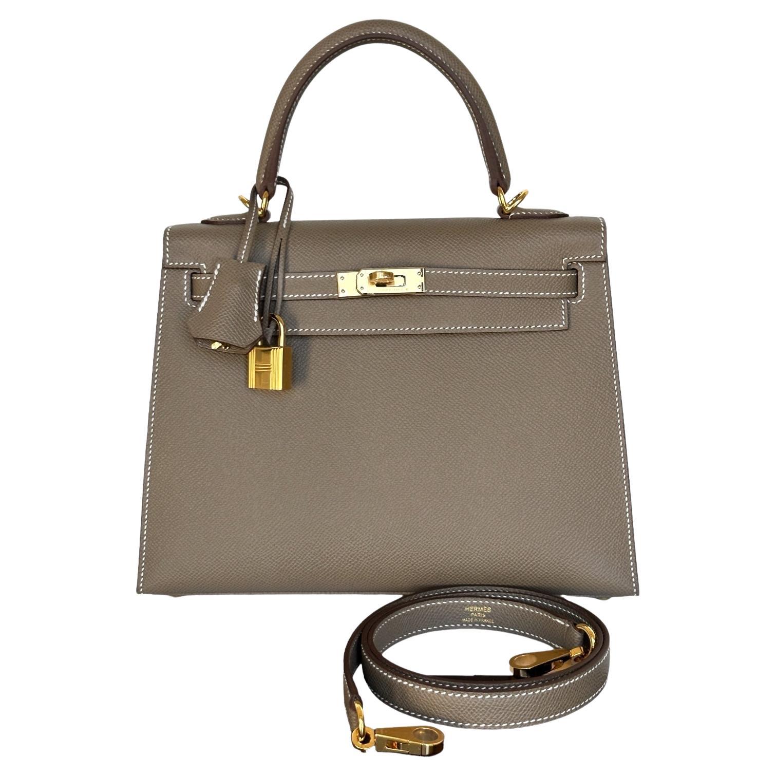 Hermes 25cm Kelly
Hermes Kelly 25cm
2022 U stamp
Etoupe one of the most coveted colors, such a great neutral for everyday
The interior is lined with Etoupe chevre leather and has one zip pocket with an Hermes engraved pull and one open pocket on the