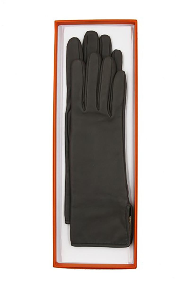 Gloves in glossed lambskin with silk lining.
Color: ETOUPE

New with box

