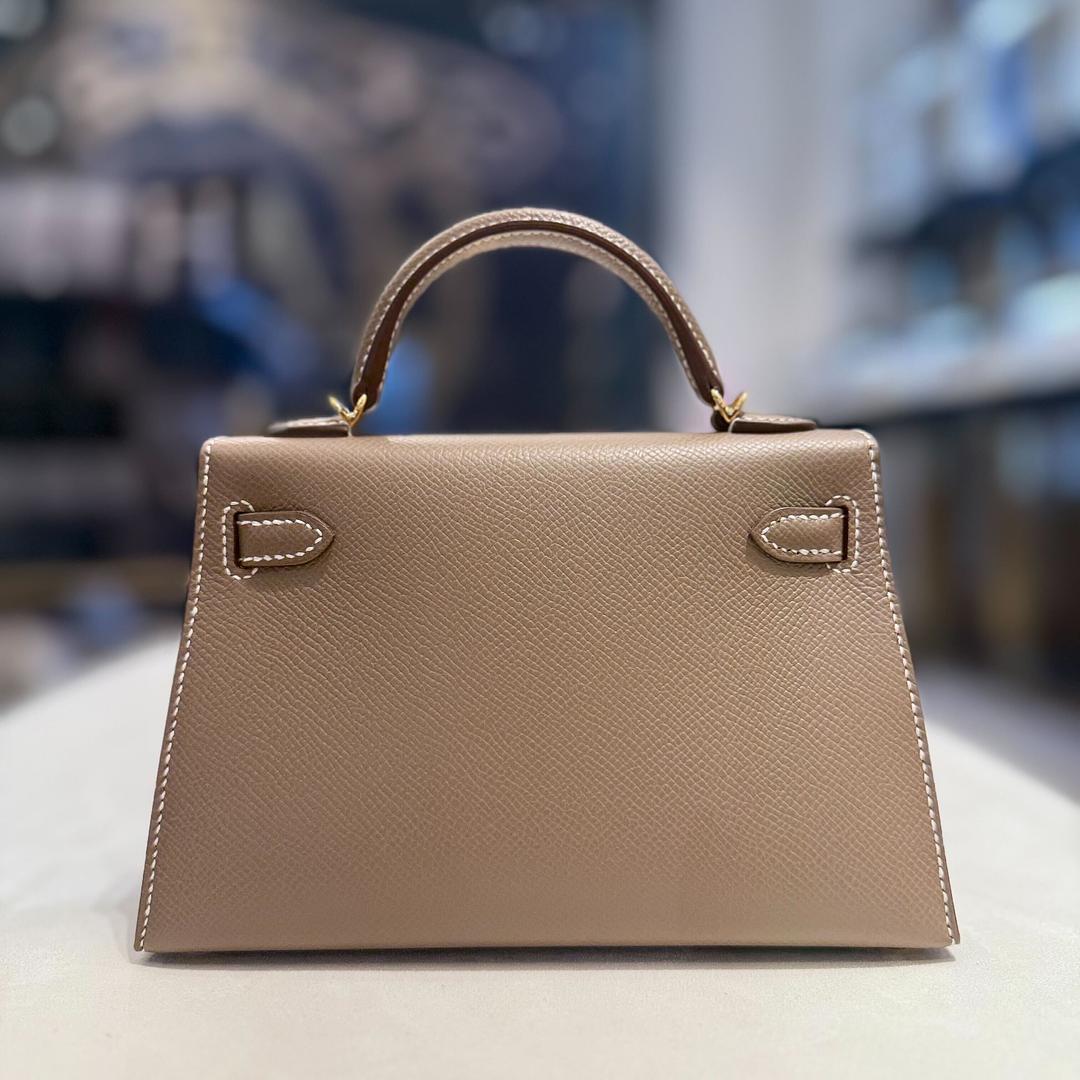 Hermès Etoupe Mini Kelly 20 Sellier Epsom Gold Hardware In New Condition For Sale In New York, NY