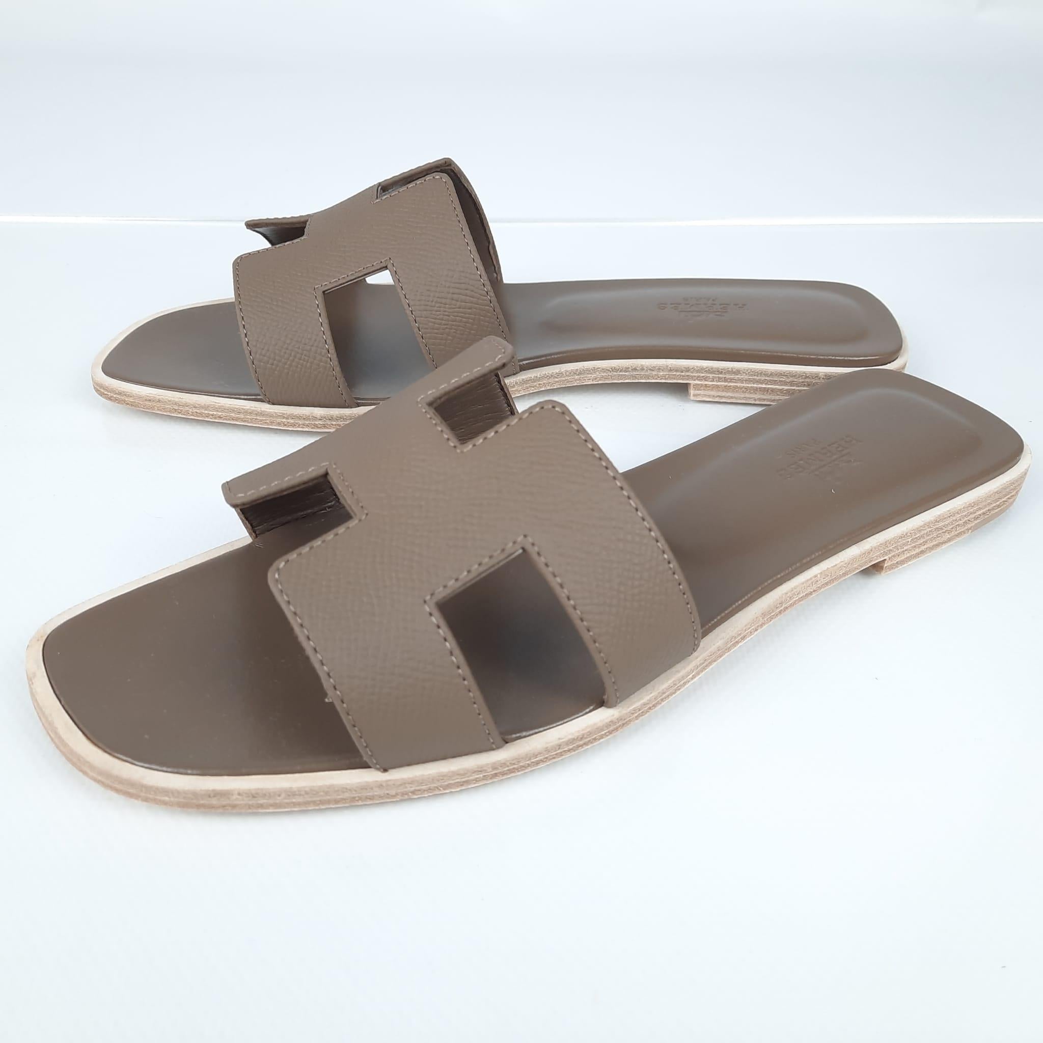 Size 37
Sandal in Epsom calfskin with iconic 