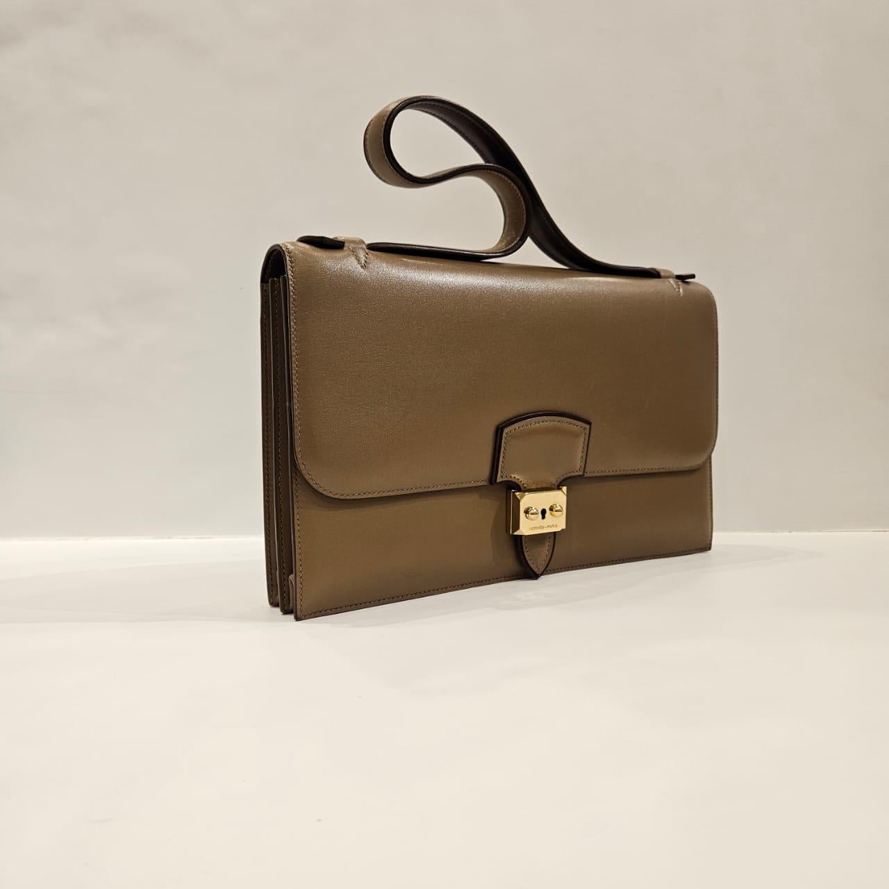 Classy hermes elan illico bag in swift leather with gold hardware. Faint scratches on the leather surface as seen on pictures. Stamp Square O (2011).