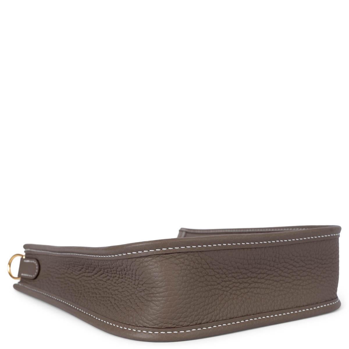 HERMES Etoupe taupe Clemence leather & Indigo EVELYNE 16 TPM Crossbody Bag In New Condition For Sale In Zürich, CH