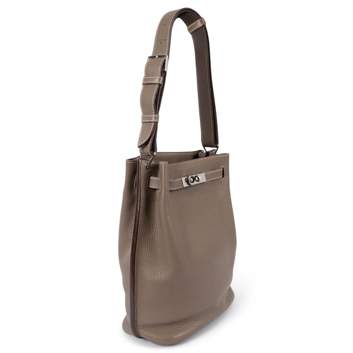 100% authentic Hermès So Kelly 22 shoulder bag in Etoupe (taupe) Taurillon Clemence leather with contrasting white stitching. Lined in Chèvre (goatskin) with a zipper pocket against the front and an open pocket against the back. Has been carried and