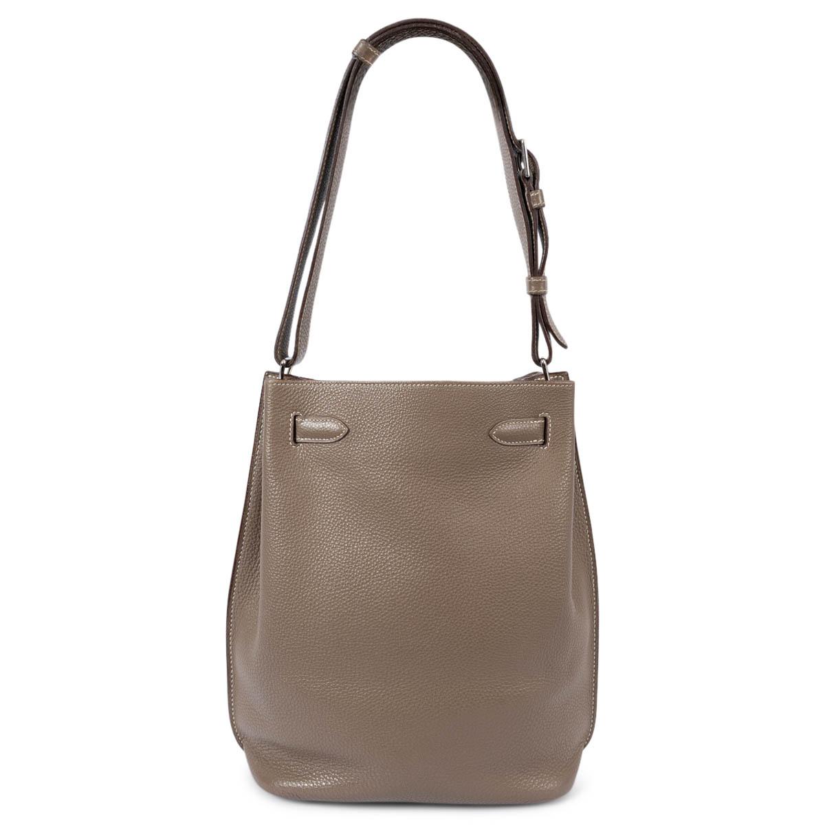 HERMES Etoupe taupe Clemence leather SO KELLY 22 Hobo Bag In Good Condition For Sale In Zürich, CH