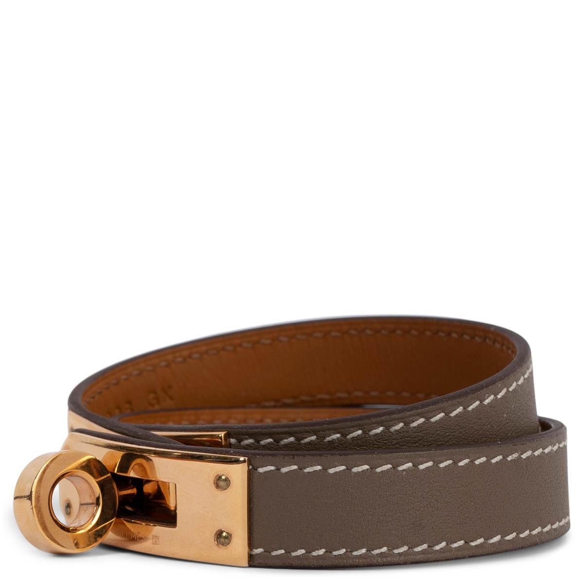 100% authentisches Hermès Kelly Double Tour Armband aus Etoupe Swift Leder mit roségoldfarbenen Beschlägen. Wurde getragen und ist in ausgezeichnetem Zustand. Wird mit Box und Staubbeutel geliefert. 

Messungen
Tag Größe	T3
Größe	T3
Breite	1.2cm