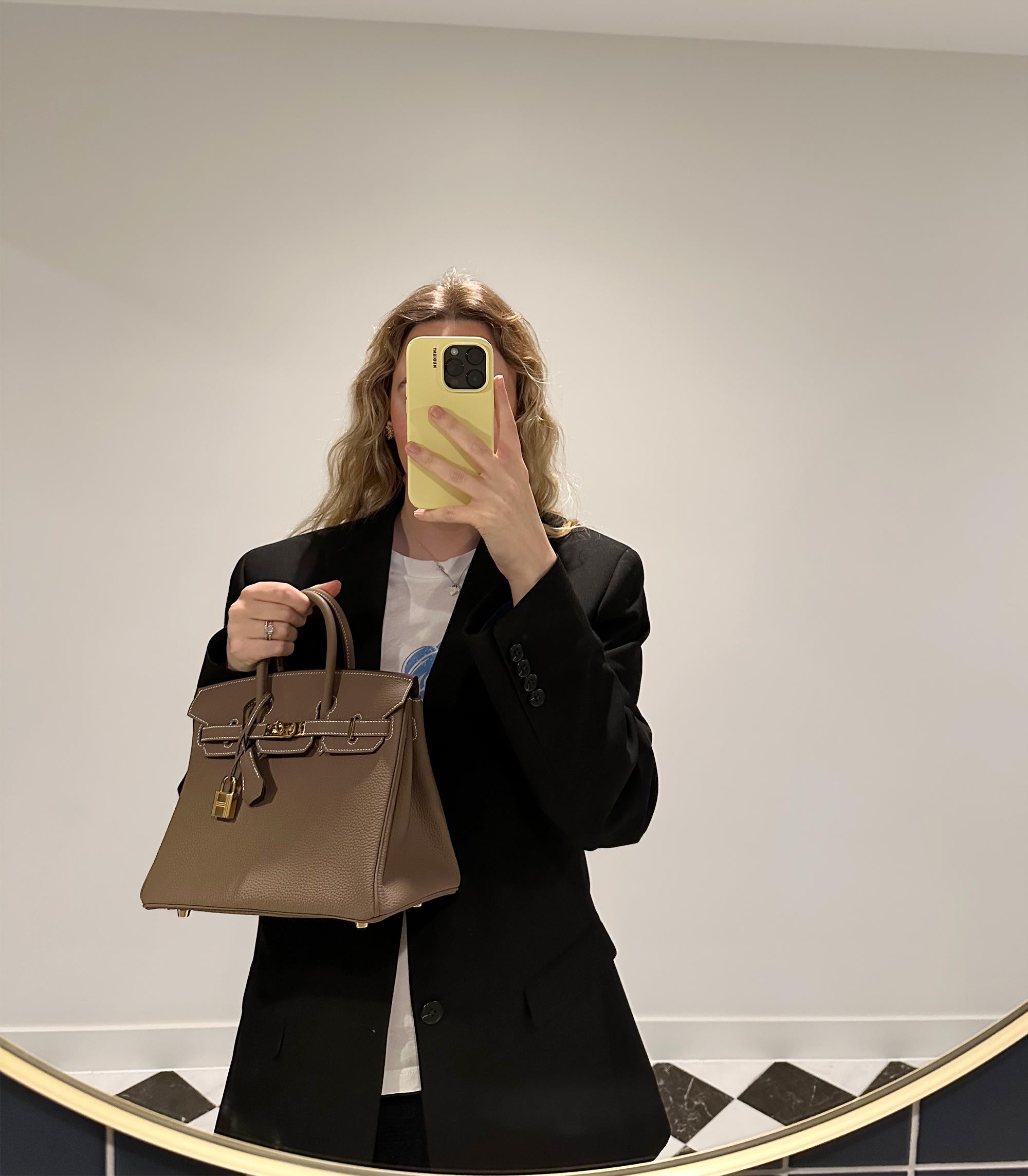 Hermès Etoupe Togo Leather Birkin 25cm Retourne

Product Details
Xupes Ref: HB5841
Brand: Hermès
Model: Birkin 25cm
Type: Tote
Serial Number: B
Age: 2023
Accompanied By: Hermès Dust Bag, Box, Lock, Keys, Clochette, Small Dust Bag, Care Booklet, Rain