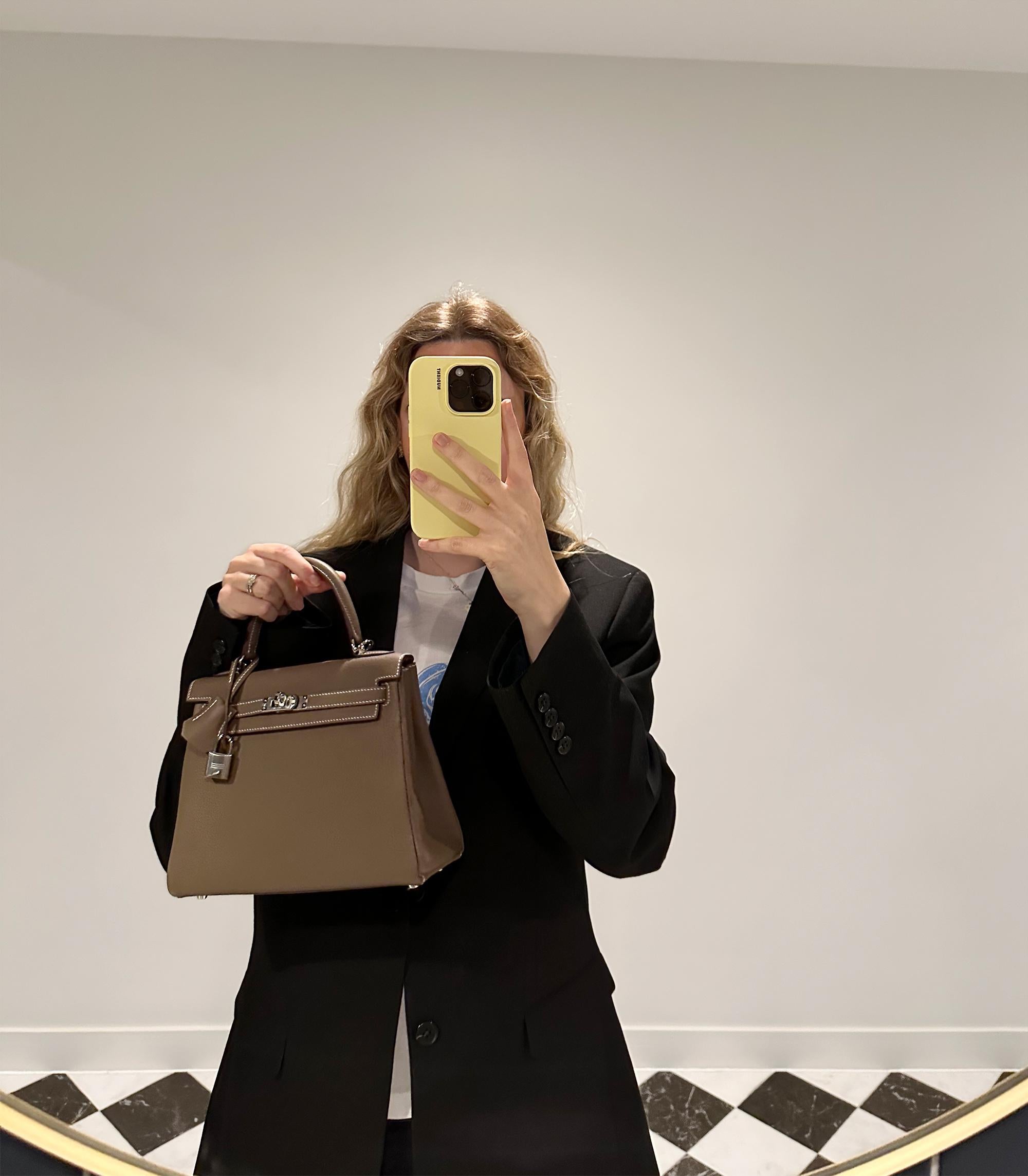 Hermès Etoupe Togo Leather Kelly 25cm Retourne

Product Details
Xupes Ref: CB1474
Brand: Hermès
Model: Kelly 25cm
Type: Top Handle, Shoulder
Serial Number: B
Age: 2023
Accompanied By: Hermès Dust Bag, Box, Padlock, Keys, Clochette, Shoulder Strap,