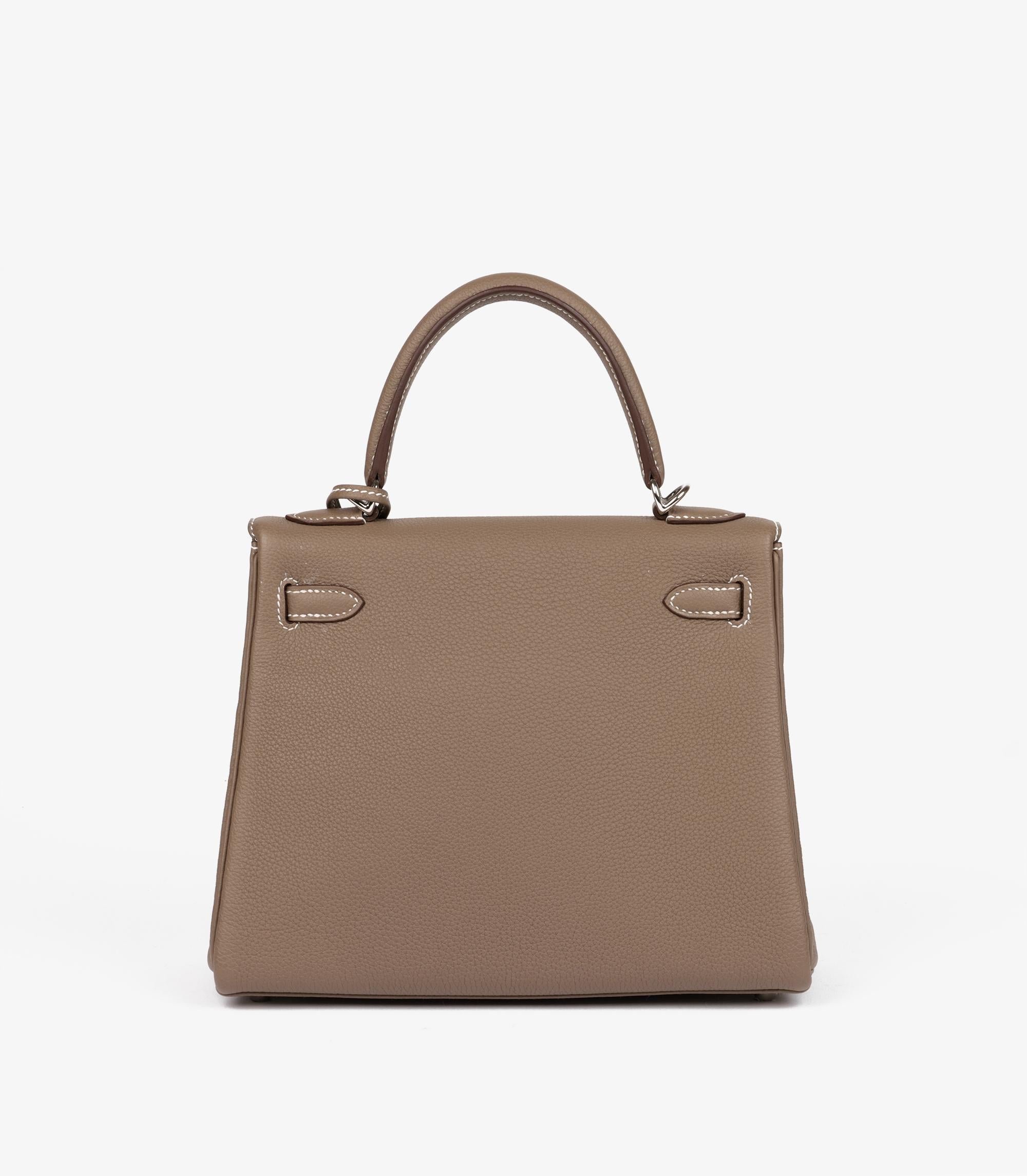 Hermès Etoupe Togo Leather Kelly 25cm Retourne für Damen oder Herren im Angebot