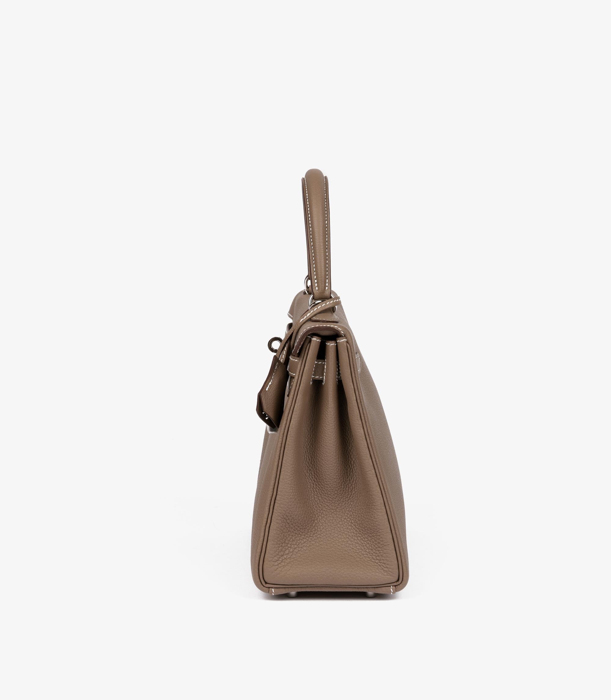 Hermès Etoupe Togo Leather Kelly 25cm Retourne im Angebot 1