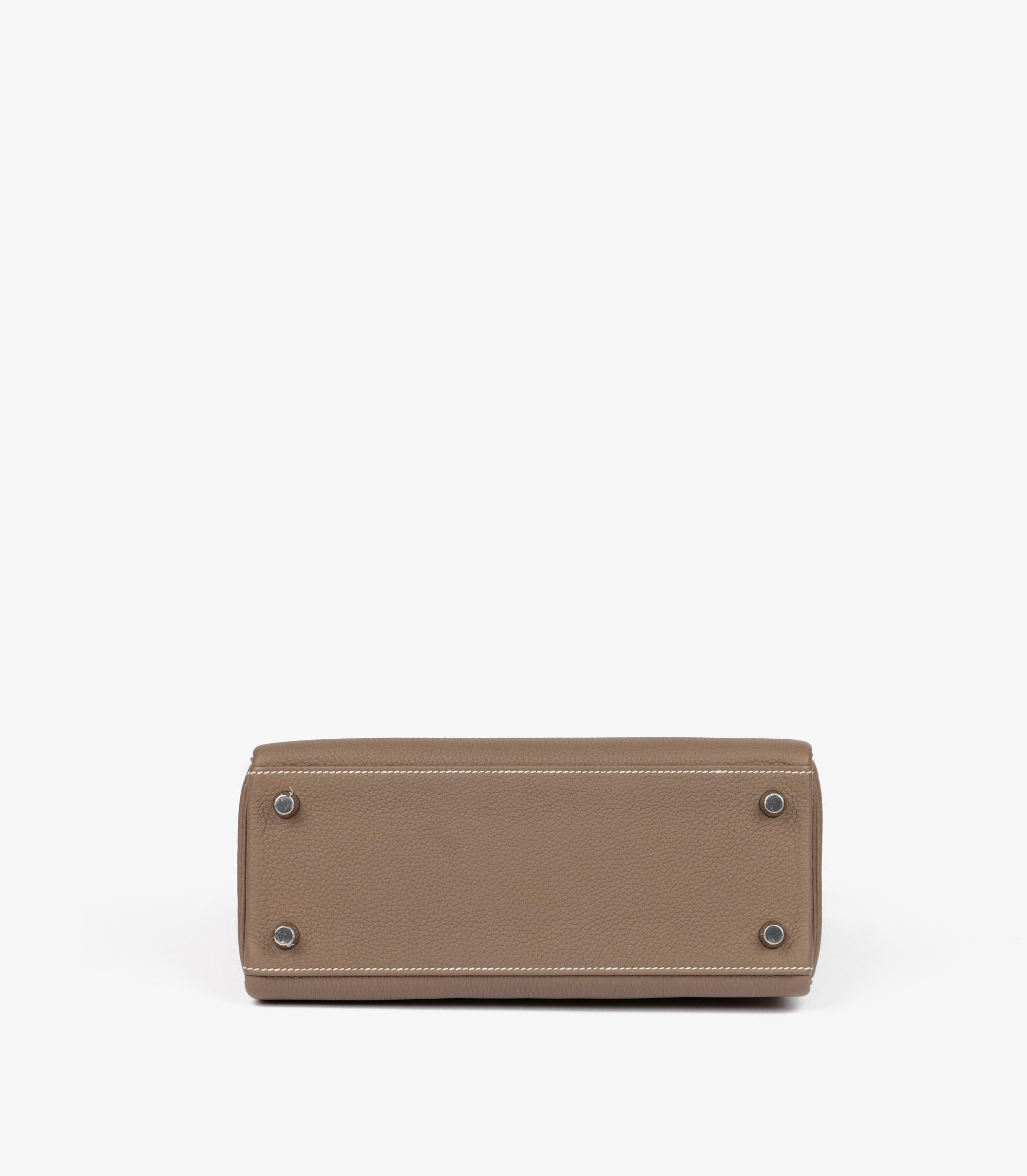 Hermès Etoupe Togo Leather Kelly 25cm Retourne im Angebot 2