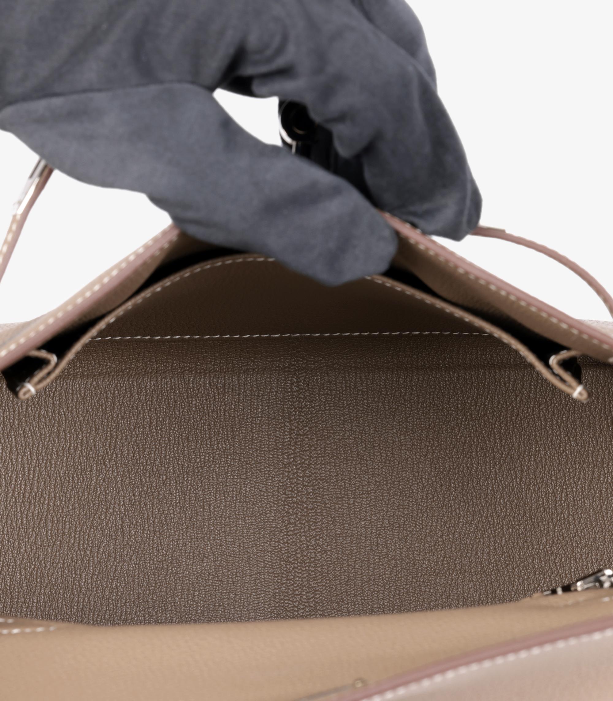 Hermès Etoupe Togo Leather Kelly 25cm Retourne im Angebot 3