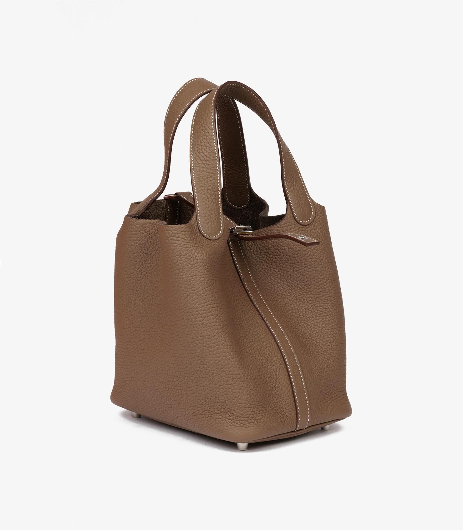 Hermès Etoupe Togo Leder Picotin Schloss 18

Details zum Produkt
Xupes Ref: CB1375
Marke: Hermès
Modell: Picotin Schloss 18
Art: Tote
Seriennummer: Z
Alter: 2021
Begleitet von: Hermès Staubbeutel, Box, Pflegeheft, Schleife, Vorhängeschloss,