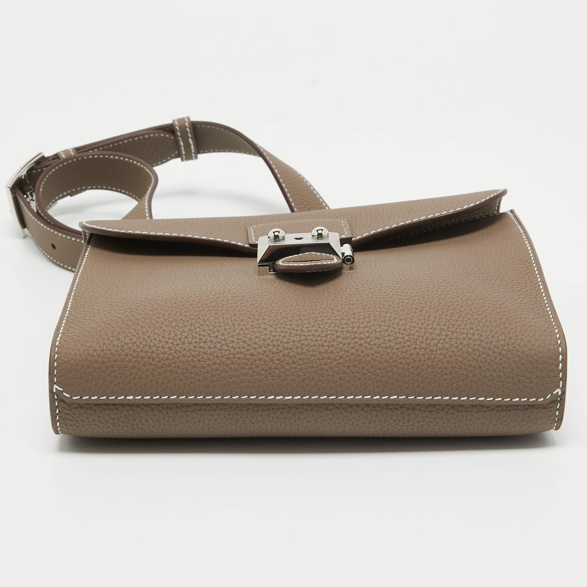 Hermès Etoupe Togo Leather Sac A Depeches 21 Bag In Excellent Condition In Dubai, Al Qouz 2