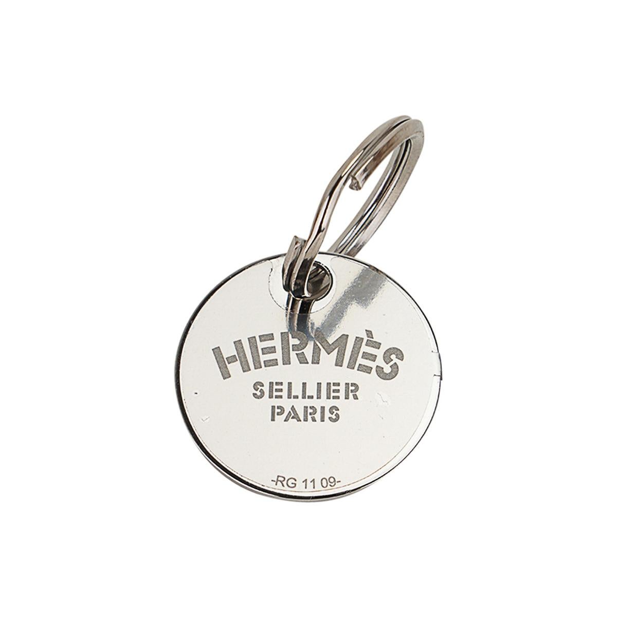 Mightychic offers an Hermes Etriviere dog collar featured in 
Dark Irish natural bridle leather.
Buckle is stirrup shaped and stamped HERMES.
D ring for a leash.
Includes a stainless steel medal stamped Hermes Sellier Paris - reverse can be engraved