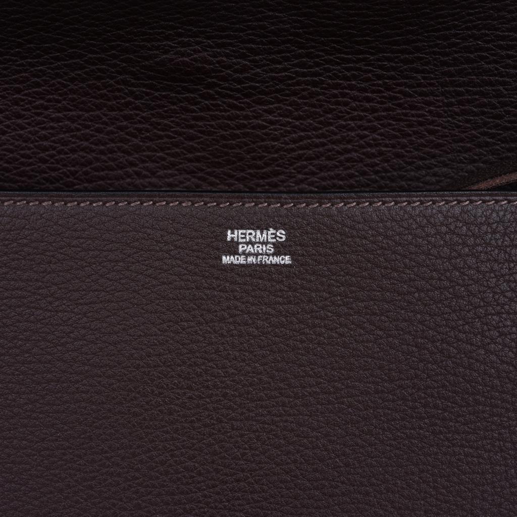 Mightychic offers a guaranteed authentic men's Hermes Etriviere Messenger shoulder Bag featured in Cacao.
Rich brown Fjord leather accentuated with Saddle leather straps.
Adjustable shoulder strap permits the bag be carried as crossbody or shoulder