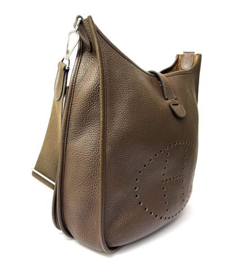 Hermés designer bag, made of brown grained leather with silver hardware.

The product is equipped with a button closure, internally lined in brown suede, very roomy.

There is also an adjustable and removable handle in 5 cm thick fabric and an