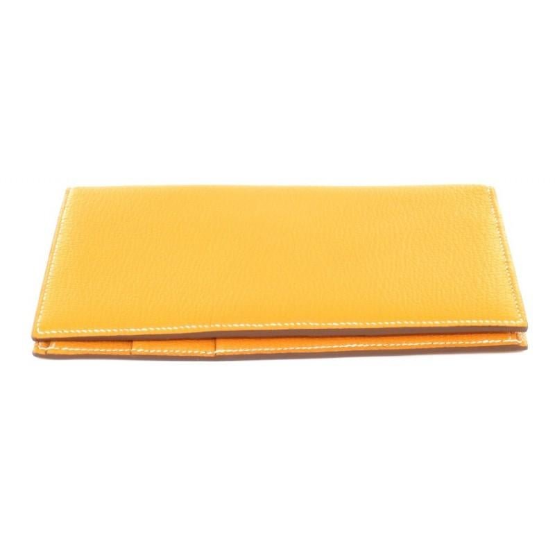 Hermès Evelyn wallet with iconic perforated H, ideal for everyday use !

The condition is very good and the wallet will be delivered in a Valois Vintage dustbag.
Made in France
Color : orange-yellow
Material : goat grained leather
Dimensions 10 x 18