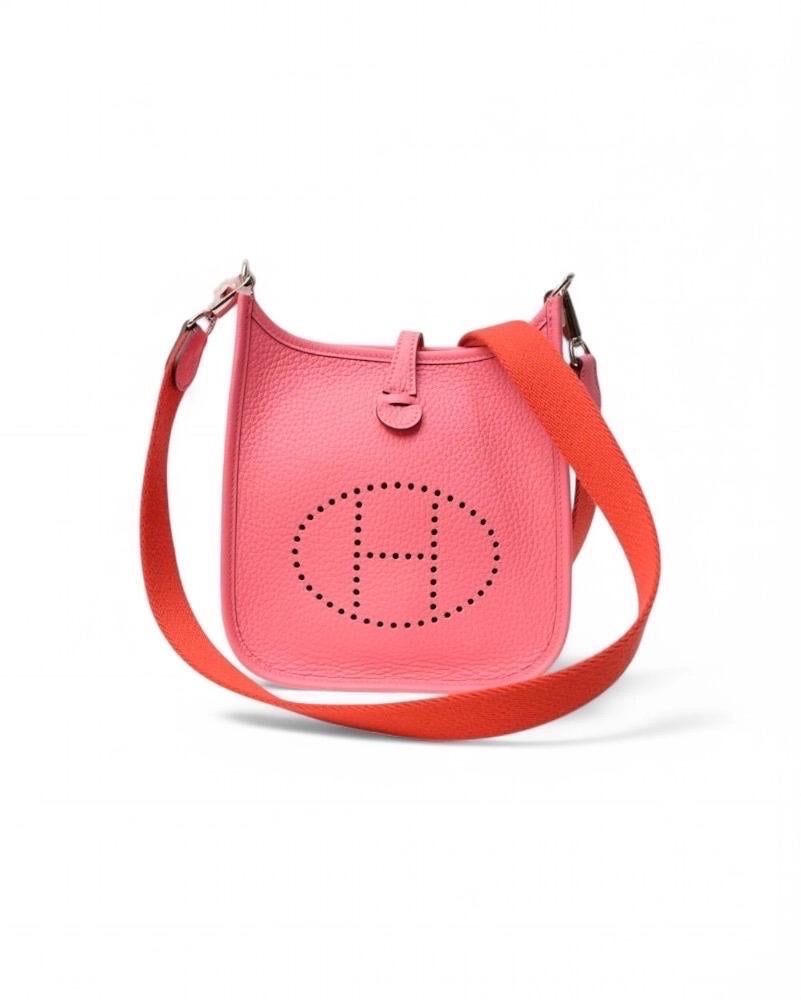 Borsa firmata Hermès, modello Evelyne nella misura 16, realizzata in pelle clemence nelle colorazione rosa azalee con hardware argento. Dotata di una fascia con chiusura a clip, internamente rivestita in tessuto scamosciato tono su tono, la borsa è