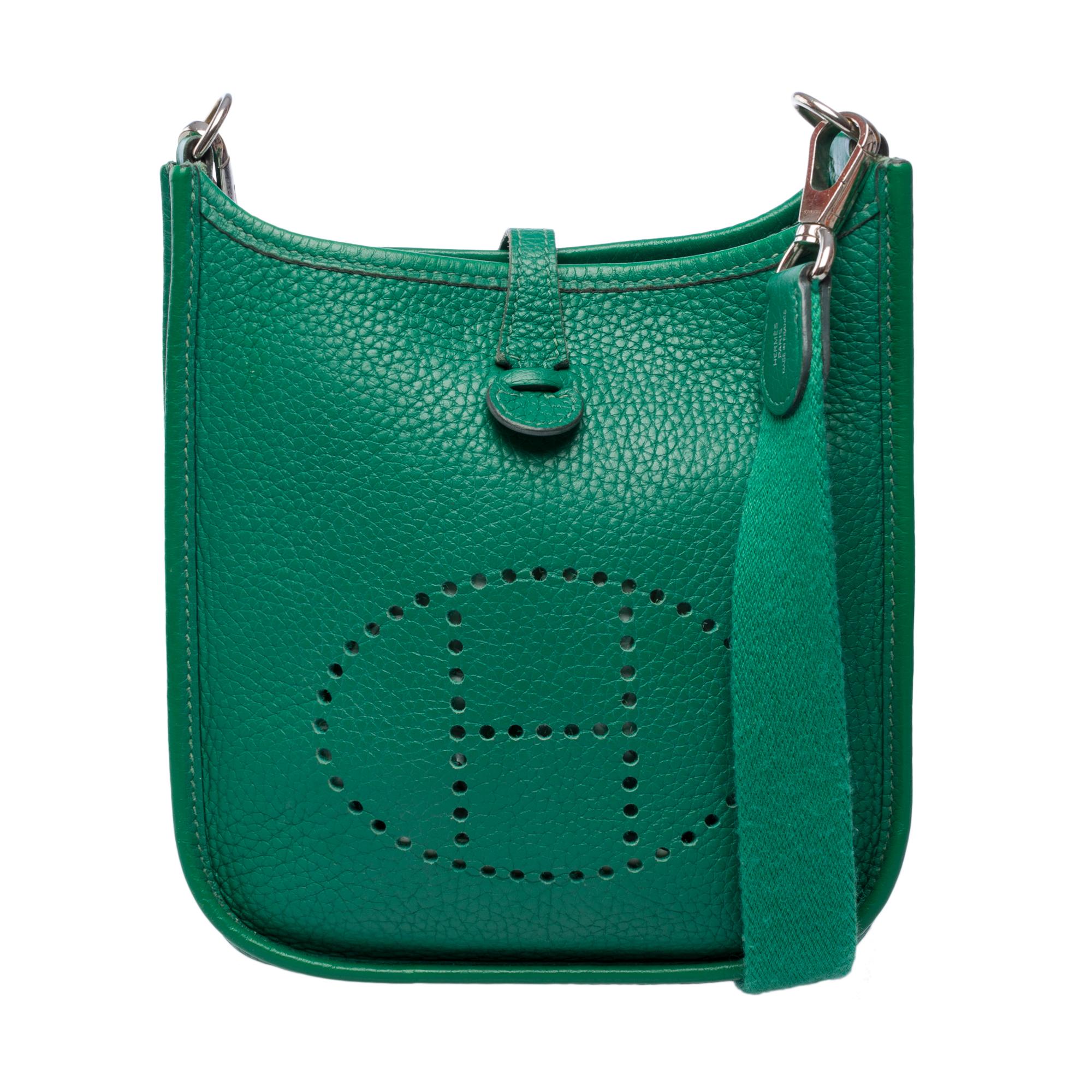 Splendid​ ​Hermes​ ​Evelyne​ ​16​ ​TPM​ ​shoulder​ ​bag​ ​in​ ​Vert​ ​Jade​ ​Taurillon​ ​leather,​ ​palladium​ ​silver-tone​ ​metal​ ​hardware,​ ​a​ ​removable​ ​green​ ​canvas​ ​shoulder​ ​strap​ ​for​ ​shoulder​ ​or​ ​crossbody​ ​wear

Closure:​