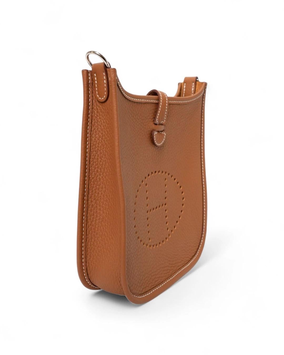 Borsa firmata Hermès, modello Evelyne nella misura 17, realizzata in pelle togo con hardware argento. Dotata di una fascia con chiusura a clip, internamente rivestita in tessuto scamosciato tono su tono, la borsa è capiente per l’essenziale. Munita