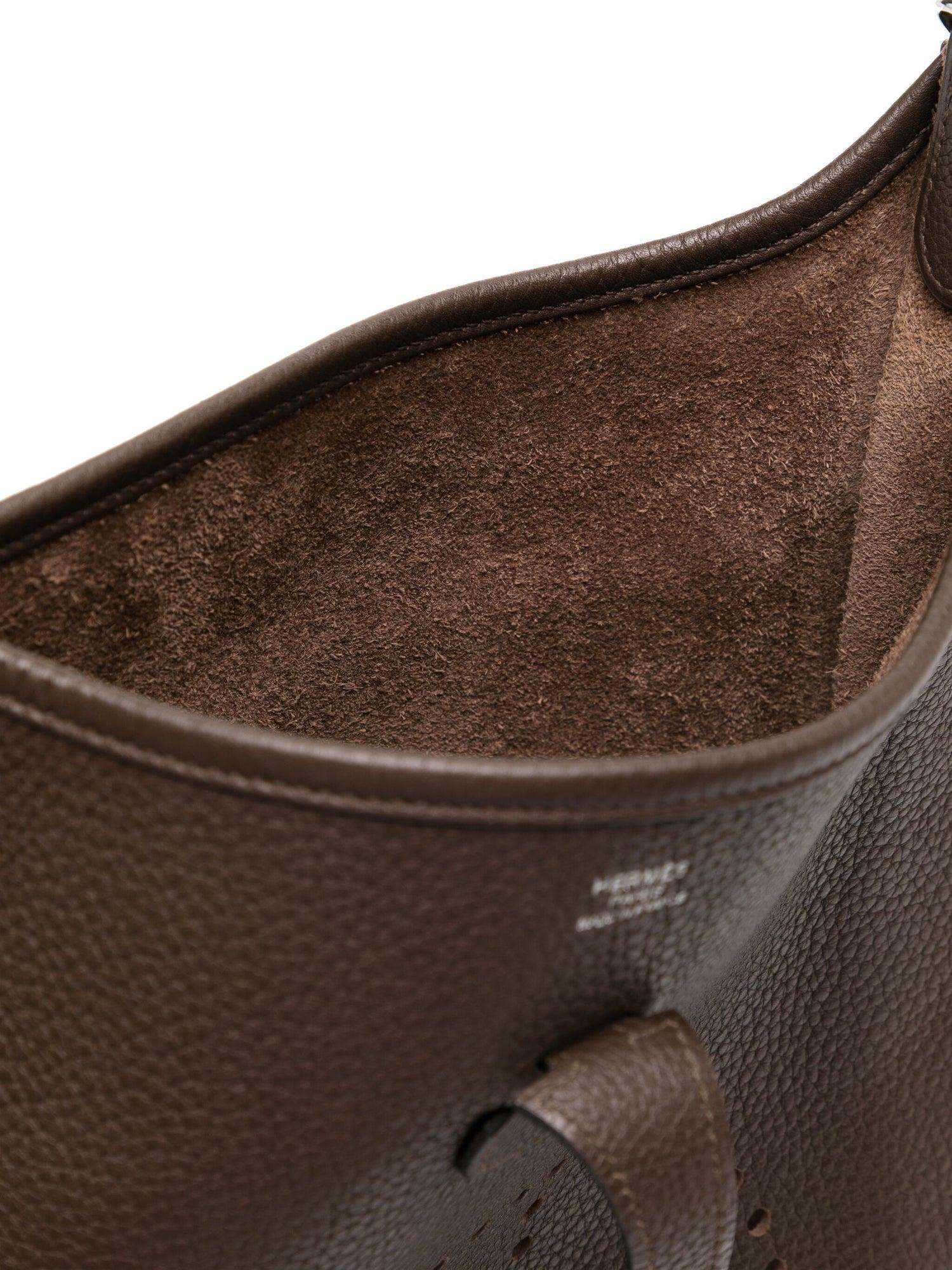 Chocolate brown
Adjustable detachable shoulder strap
Button fastening
Main compartment
Stamp: N Square, Year 2010

Condition: Excellent

Please kindly note all items have been previously used and present some signs of wear unless marked as 'unworn'.