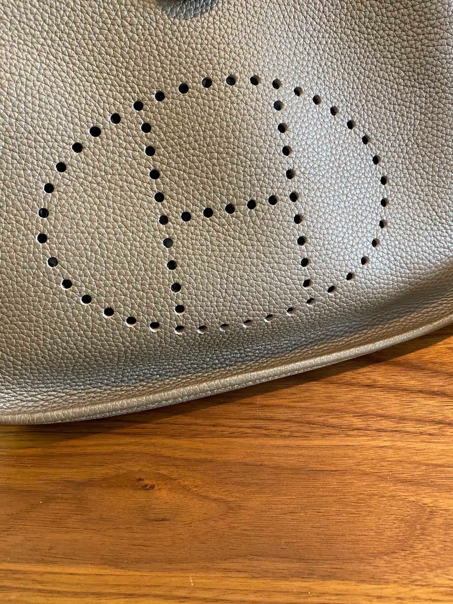 Hermes Evelyne 29 Large Crossbody Bag Grey with Strap In Excellent Condition For Sale In AUBERVILLIERS, FR