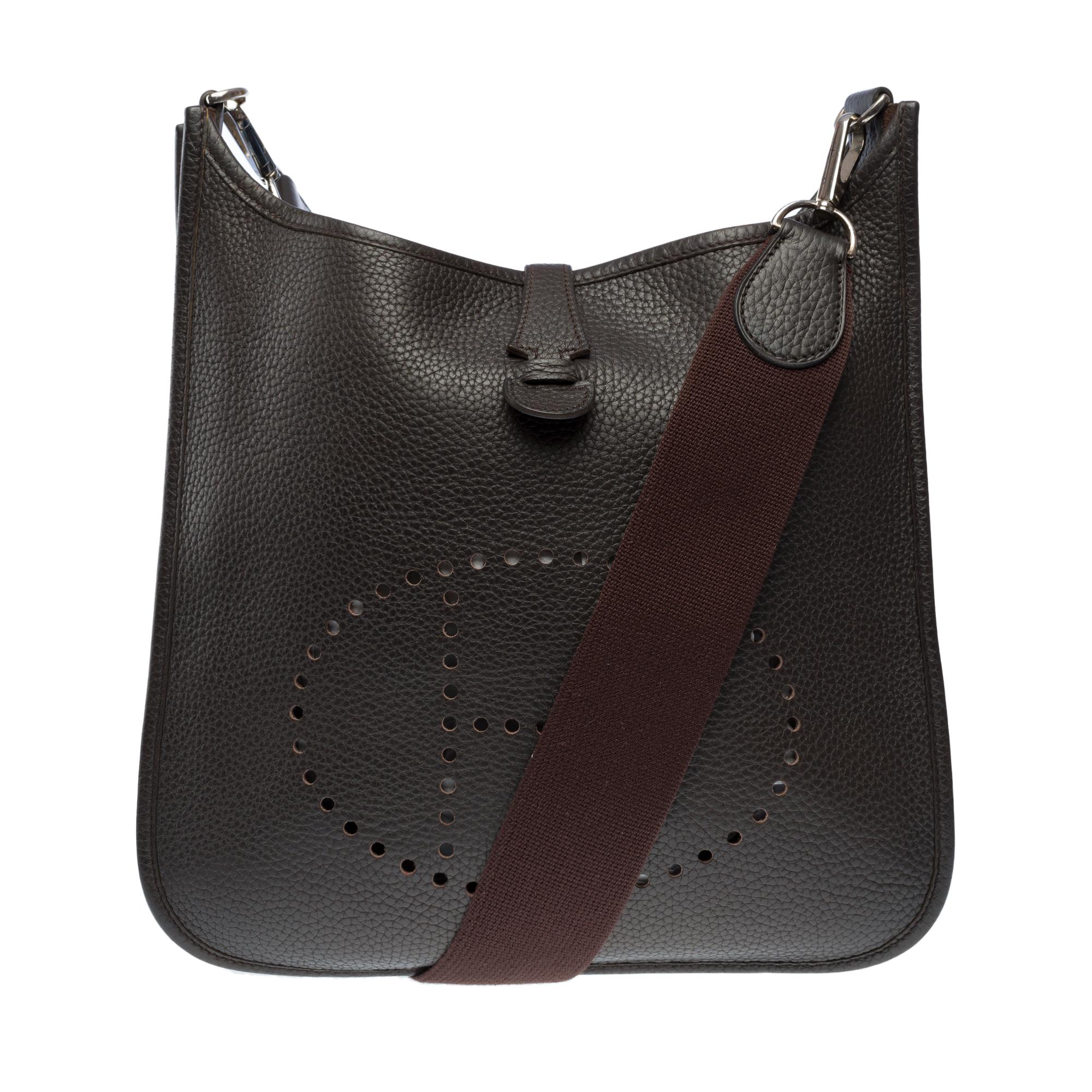 Iconic Hermes Evelyne 29 shoulder bag in brown Taurillon Clémence leather, silver metal trim, a removable shoulder strap in brown canvas allowing a shoulder or crossbody carry

Snap button closure on flap
Brown suede interior
Signature: 