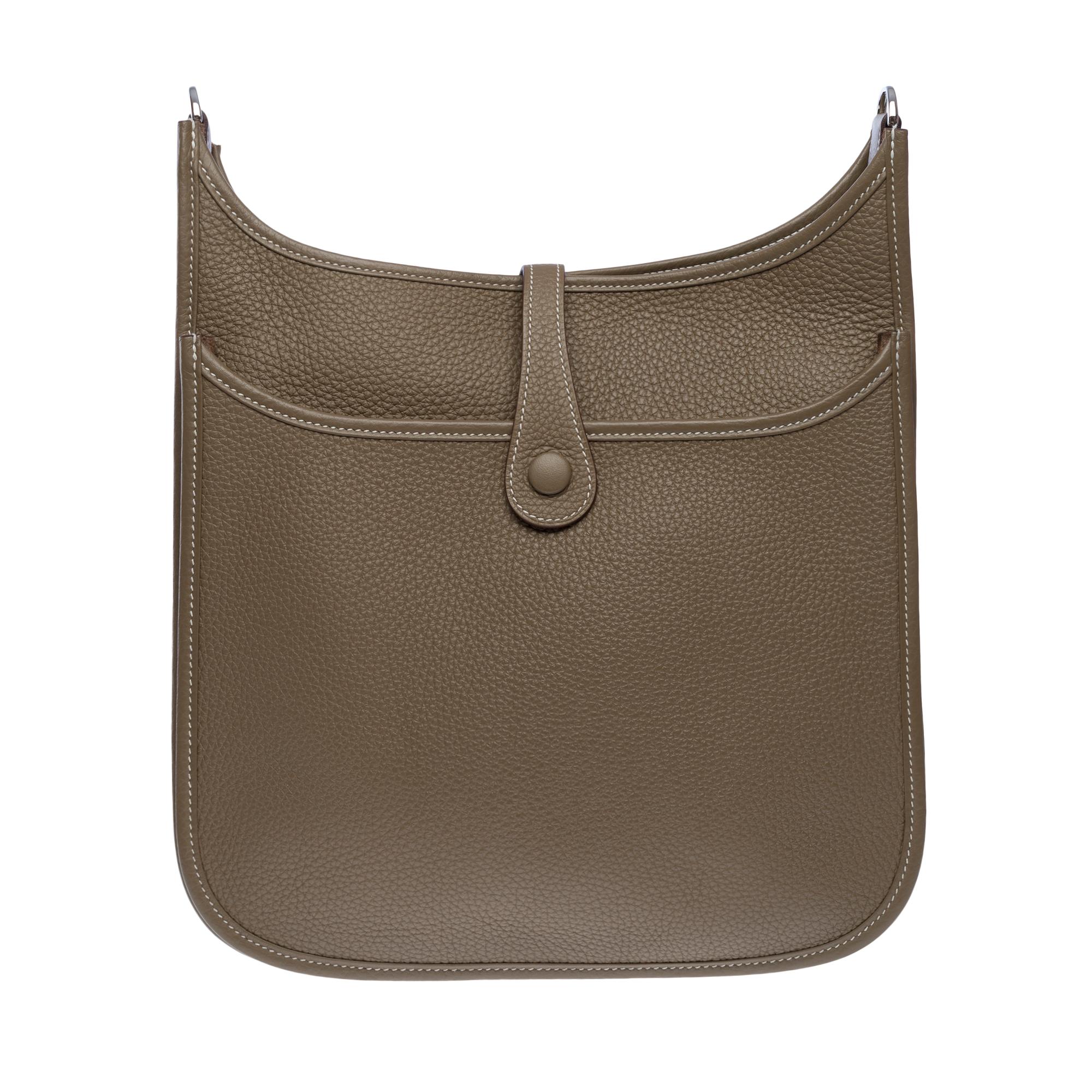 Hermès Evelyne 29  shoulder bag in Etoupe Togo leather, PHW In Excellent Condition For Sale In Paris, IDF