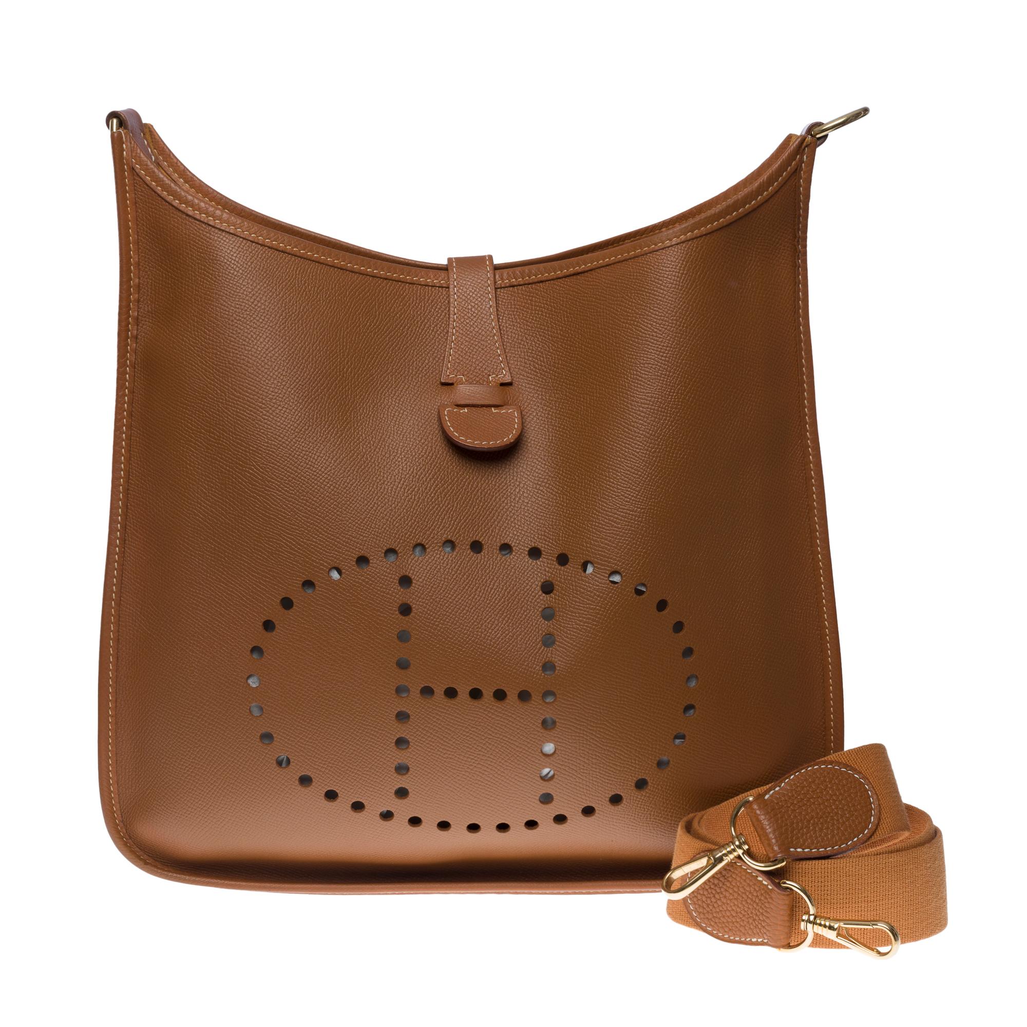 Die kultige Hermes Evelyne 33 (Grand Modèle) Umhängetasche aus Courchevel (Epsom) Kamelleder, goldfarbener Metallbesatz, abnehmbarer Schulterriemen aus camelfarbenem Canvas, der sowohl über der Schulter als auch am Körper getragen werden