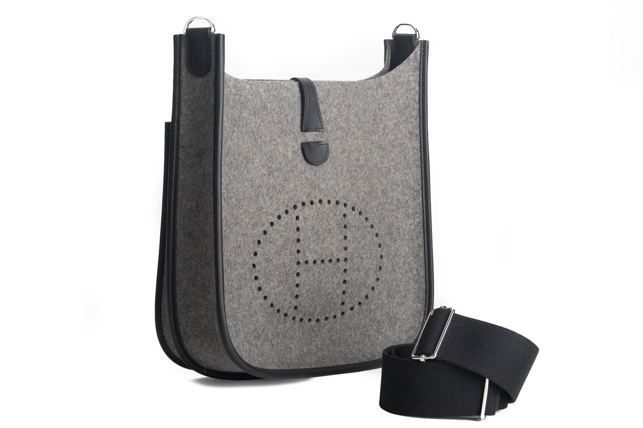 Hermès Evelyne bag in gray made of felt and with a black shoulder strap (23