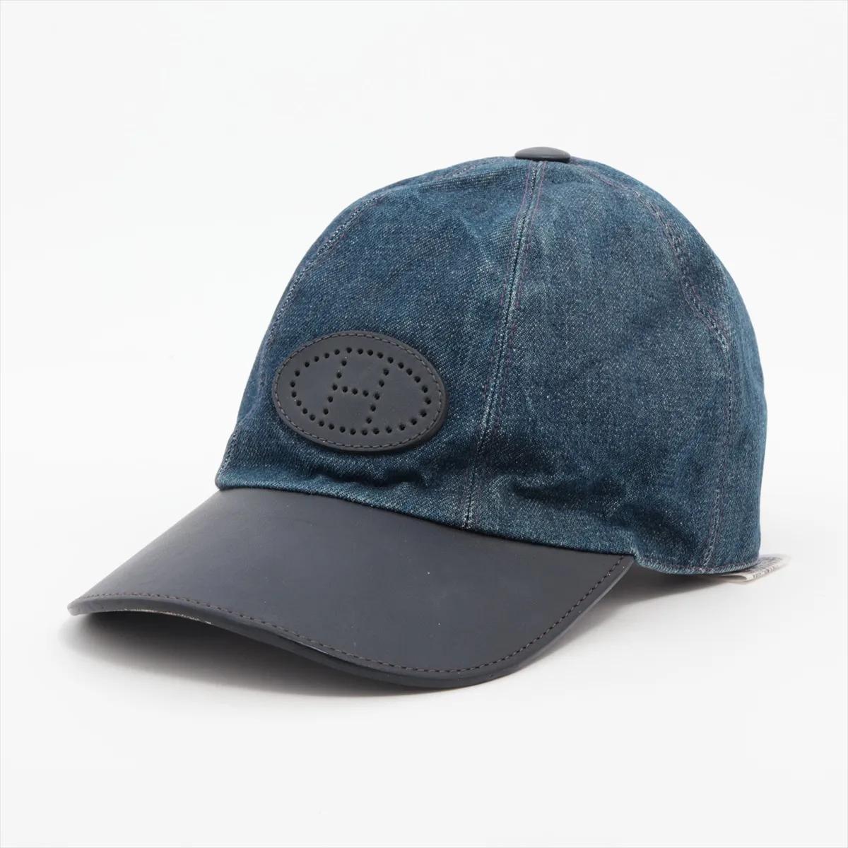 Il cappellino Hermès Evelyne Cotton Denim in blu combina la raffinatezza casual con l'artigianalità tipica del marchio. Realizzato in denim di cotone di alta qualità, offre una vestibilità comoda e un look raffinato e rilassato. Il berretto presenta