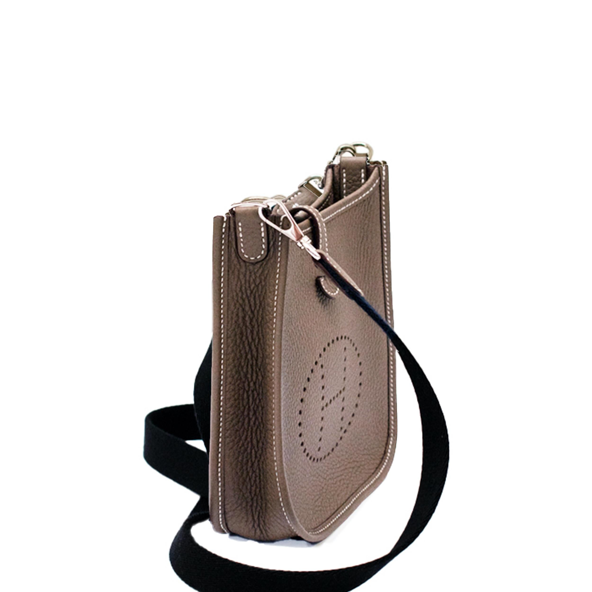 This timeless shoulder bag was originally designed by Evelyne Bertrand in 1978. Crafted with Etoupe leather, the bag features the signature perforated H logo.
- Palladium-plated hardware.
- Press-stud fastening, main compartment, and internal logo