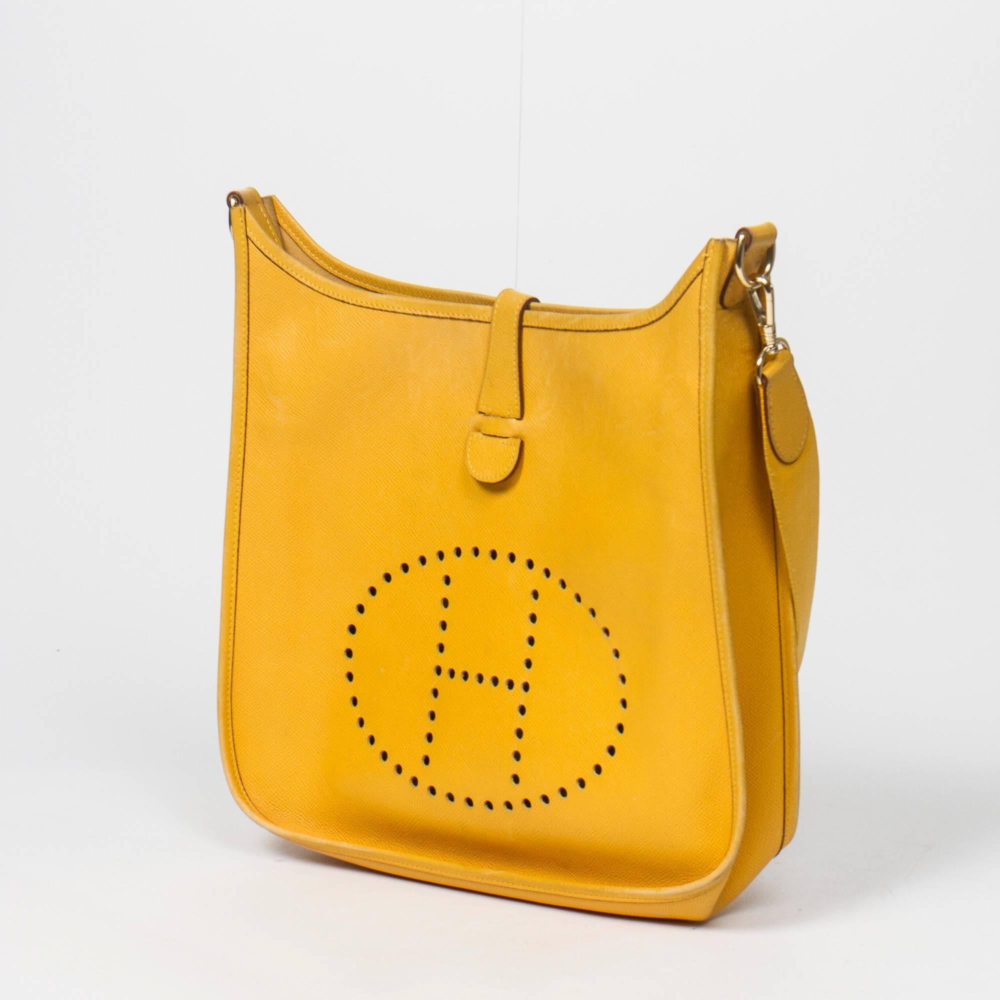 Hermès Evelyne GM in yellow Courchevel leather and gold tone hardware. Stamp A in a square. Model from 1997. Very slight marks on the leather of the bag, some scratches on the hardware. Dustbag included. Excellent condition overall