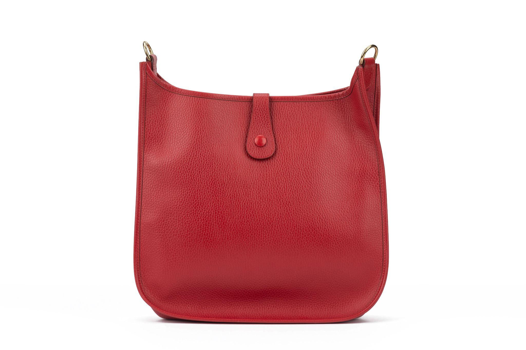 Hermès Evelyne GM featuring Ardennes  leather in red. It comes with palladium gold hardware and has a shoulder strap made of fabric. Date stamp Y in a circle. The bag is in excellent condition. It comes with the original dustcover.