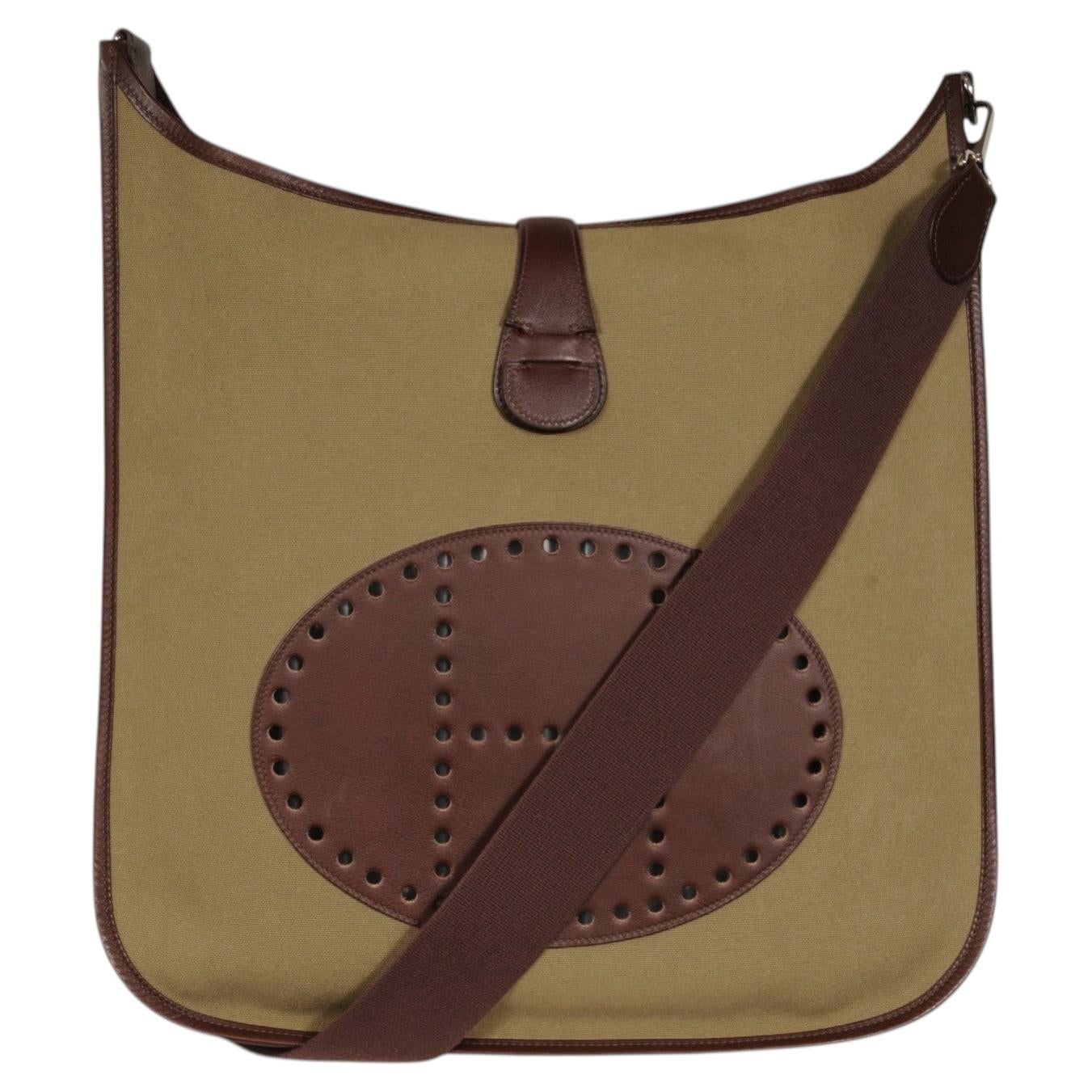 Does the Hermès Evelyne bag have an inside pocket?
