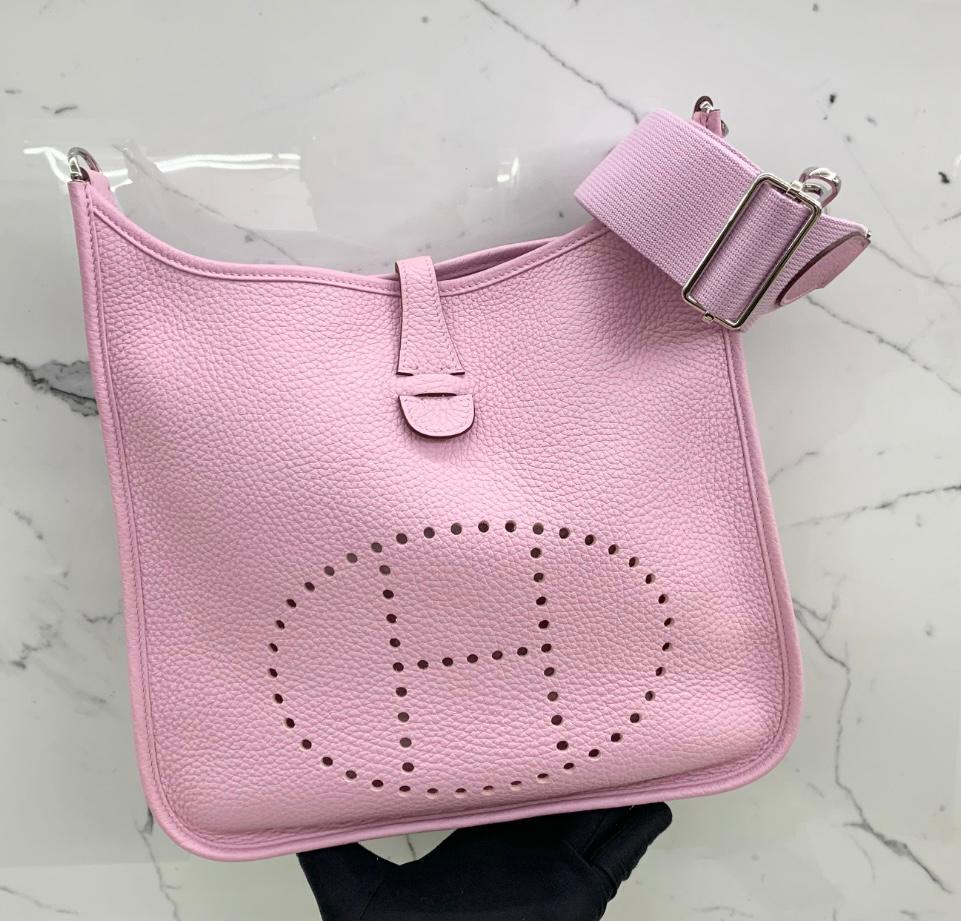 Hermes Evelyne III PM Mauve Sylvestre Clemence Palladium Hardware Pink Sakura


Hermès Evelyne III PM Mauve Sylvestre Clemence Palladium Hardware


Il colore noto come Pink Sakura


Questa Evelyne è in pelle Mauve Sylvestre clemence con finiture in