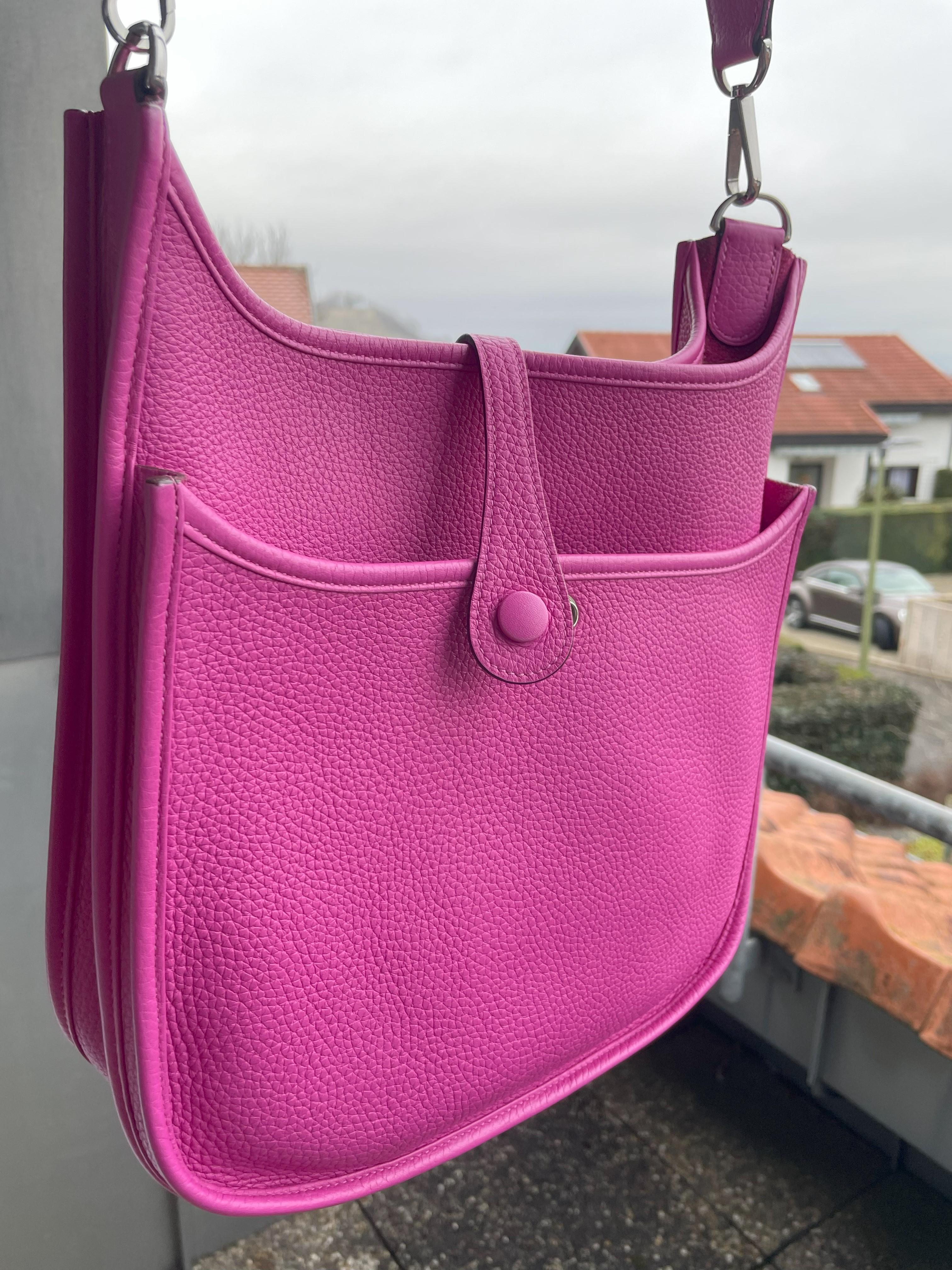 Hermès EVELYNE III PM SHOULDER BAG rosa Clemence-Leder, Seidenbeschläge C=2018 im Angebot 12