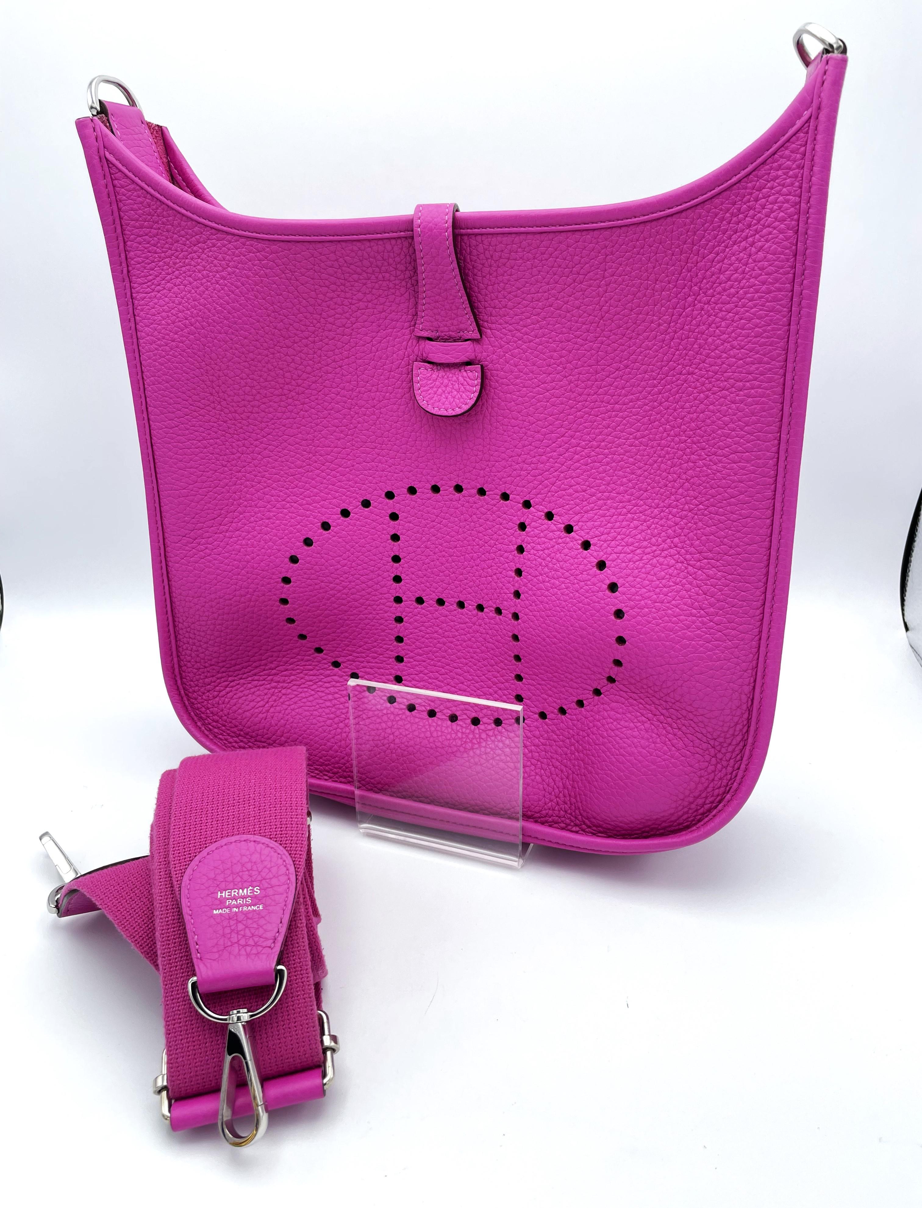 This is the iconic EVELYNE III PM 'workhorse' shoulder bag in absolutely stunning pink Clemence leather and featuring paladium hardware.
The bag comes with a long shoulder strap in pink from 94 cm to 136 cm long x 4 cm wide and in the original