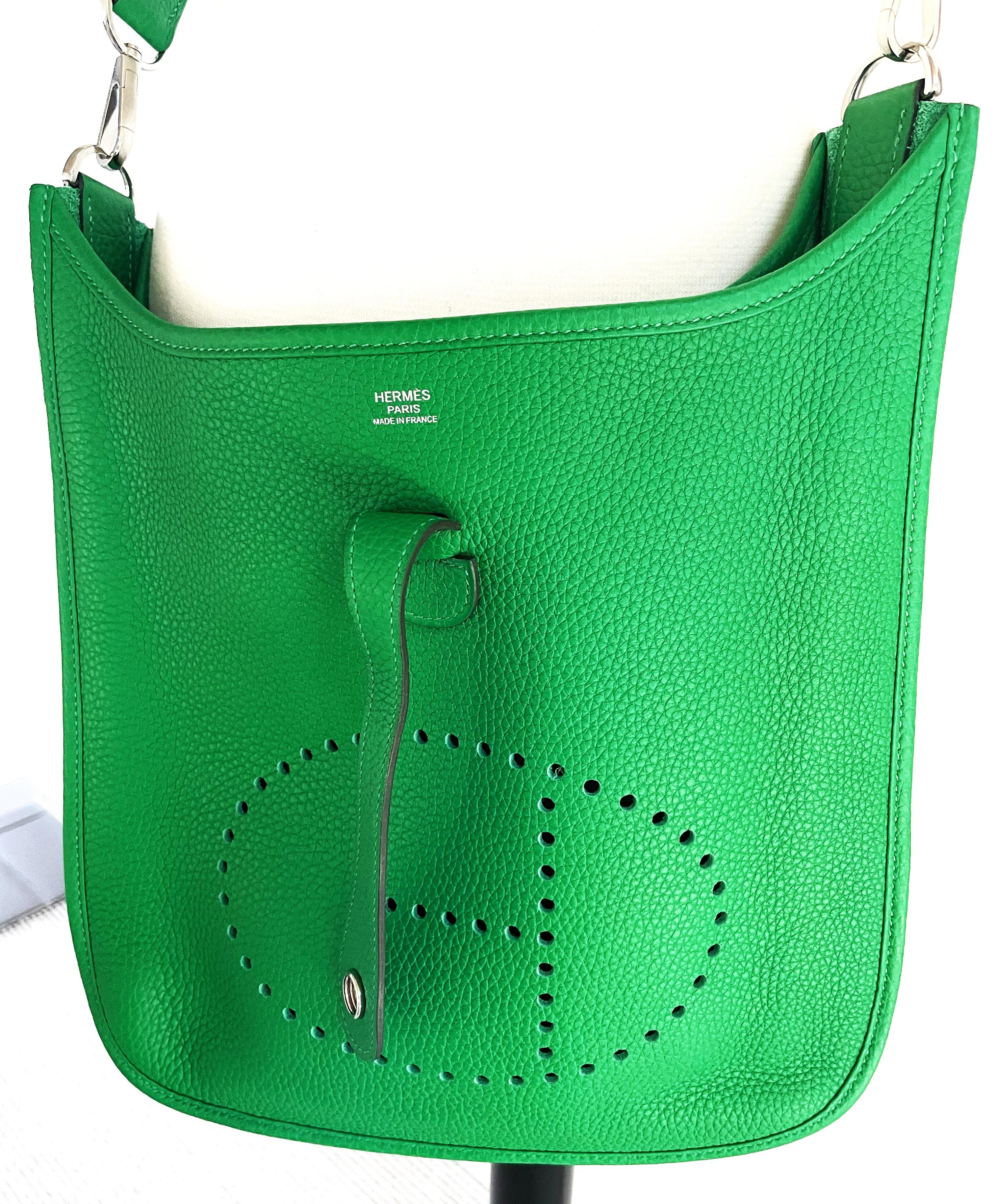 HERMÉS EVELYNE III shoulder bag in green/bambo Togo leather, with adjustable shoulder strap, 5 cm wide x 130 cm long, paladium, side pocket, the sign for Evelyne III. The Evelyne is a very practical bag that can be carried cross-body thanks to the