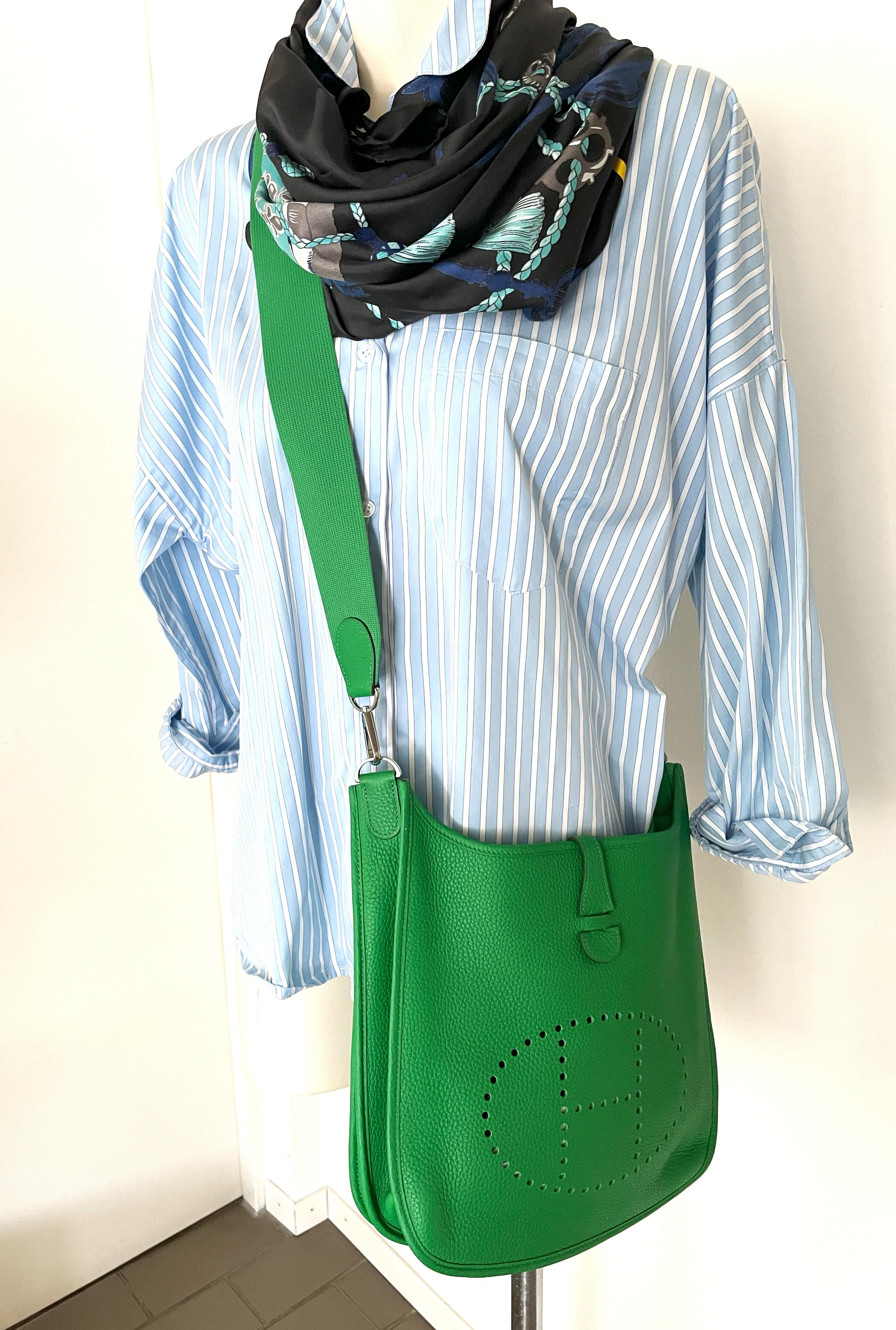 HERMÉS EVELYNE III SHOULDER BAG, pelle di Togo, verde/bambo, PM , timbro 2004 in vendita 5