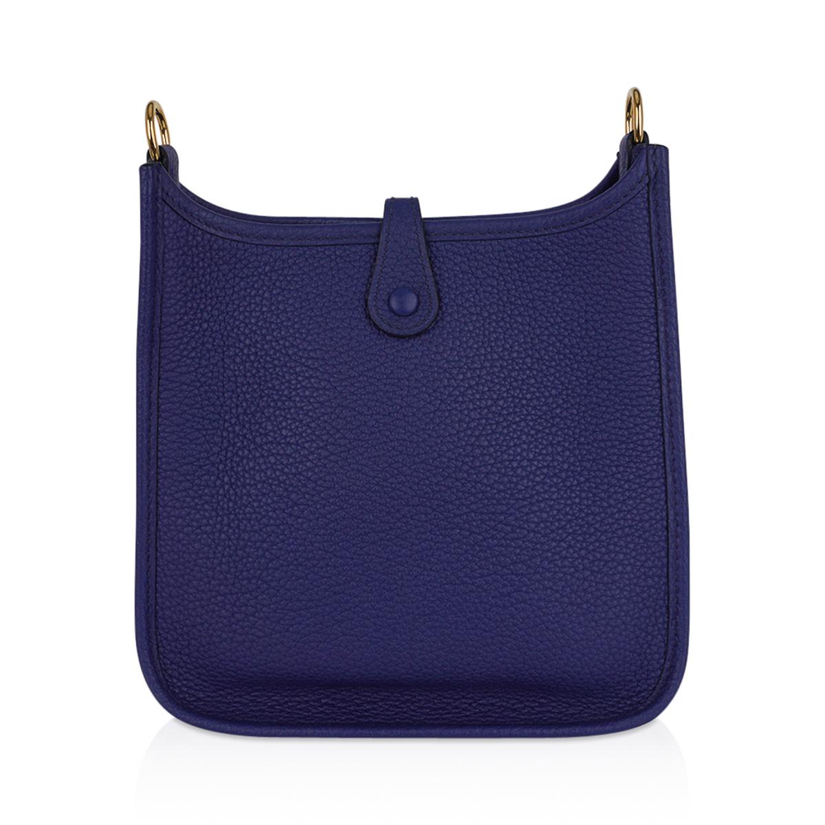 Hermès Evelyne III TPM Tasche mit blauem Saphir / Blauem Indigo und Goldbeschlägen im Angebot 3