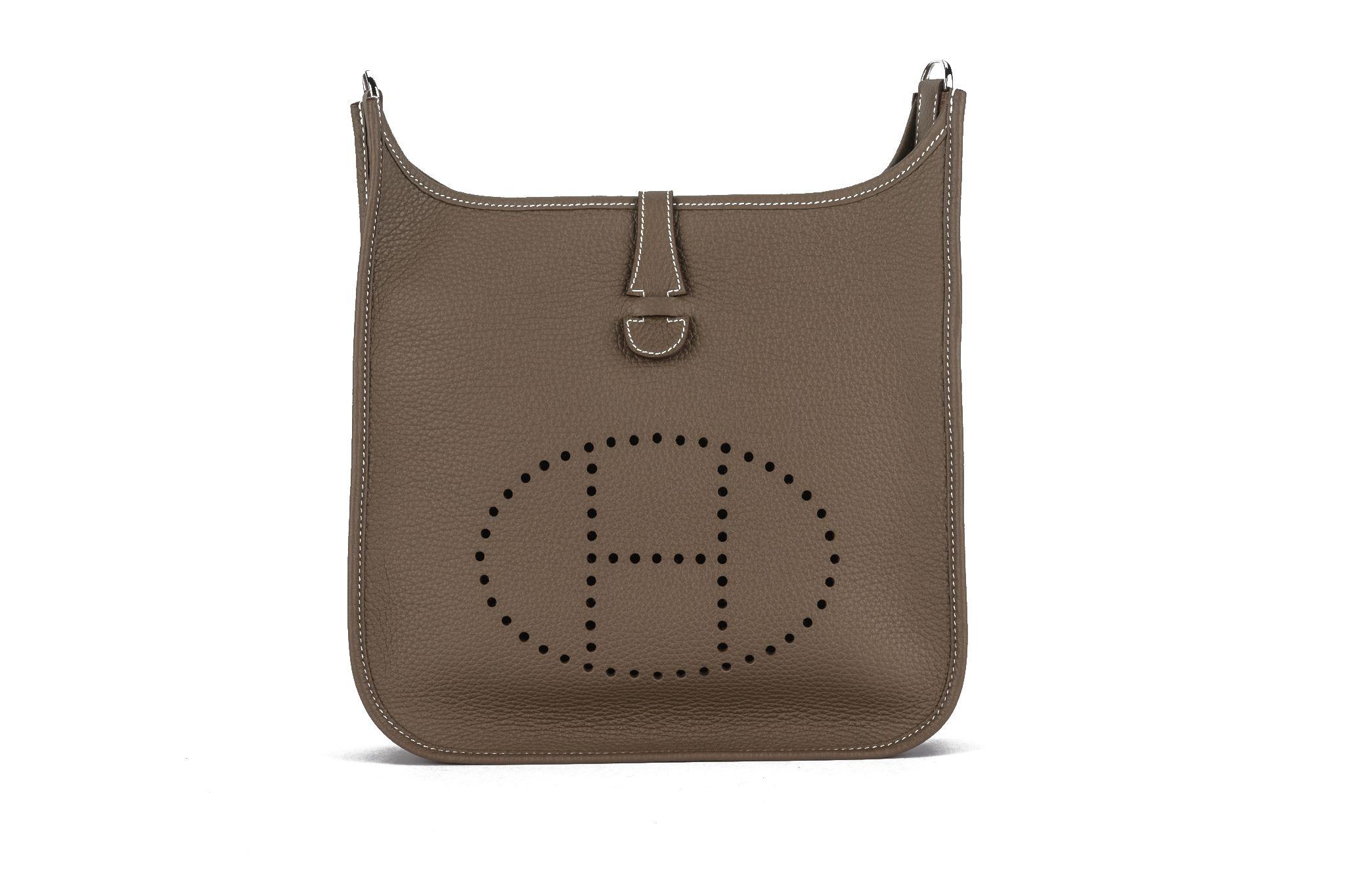 Hermès brand new in unsed condition etaupe taurillon clemence leather Evelyne PM. Palladium hardware and white contrast stitching .
Detachable and adjustable shoulder strap.
Date stamp W for 2024. Comes with booklet, original dustcover and box.